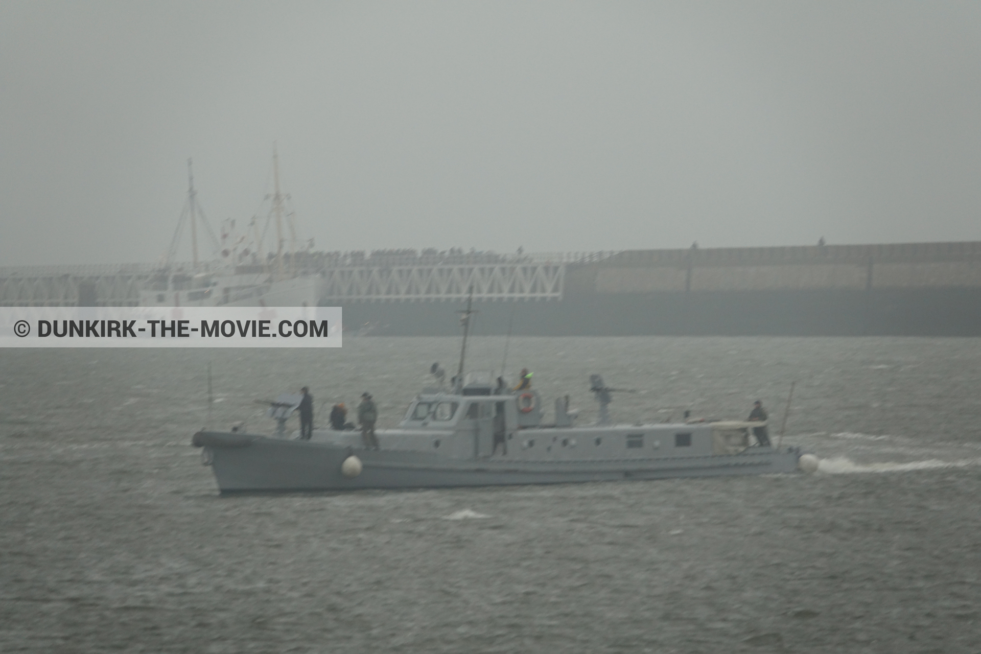 Fotos con barco, cielo gris, muelle del ESTE, PR 22,  durante el rodaje de la película Dunkerque de Nolan