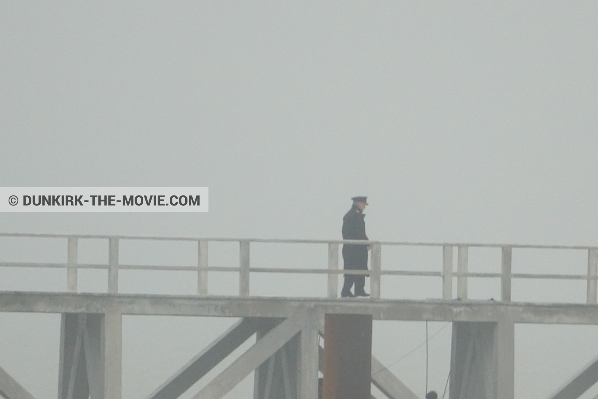 Photo avec acteur, ciel gris, jetée EST,  des dessous du Film Dunkerque de Nolan