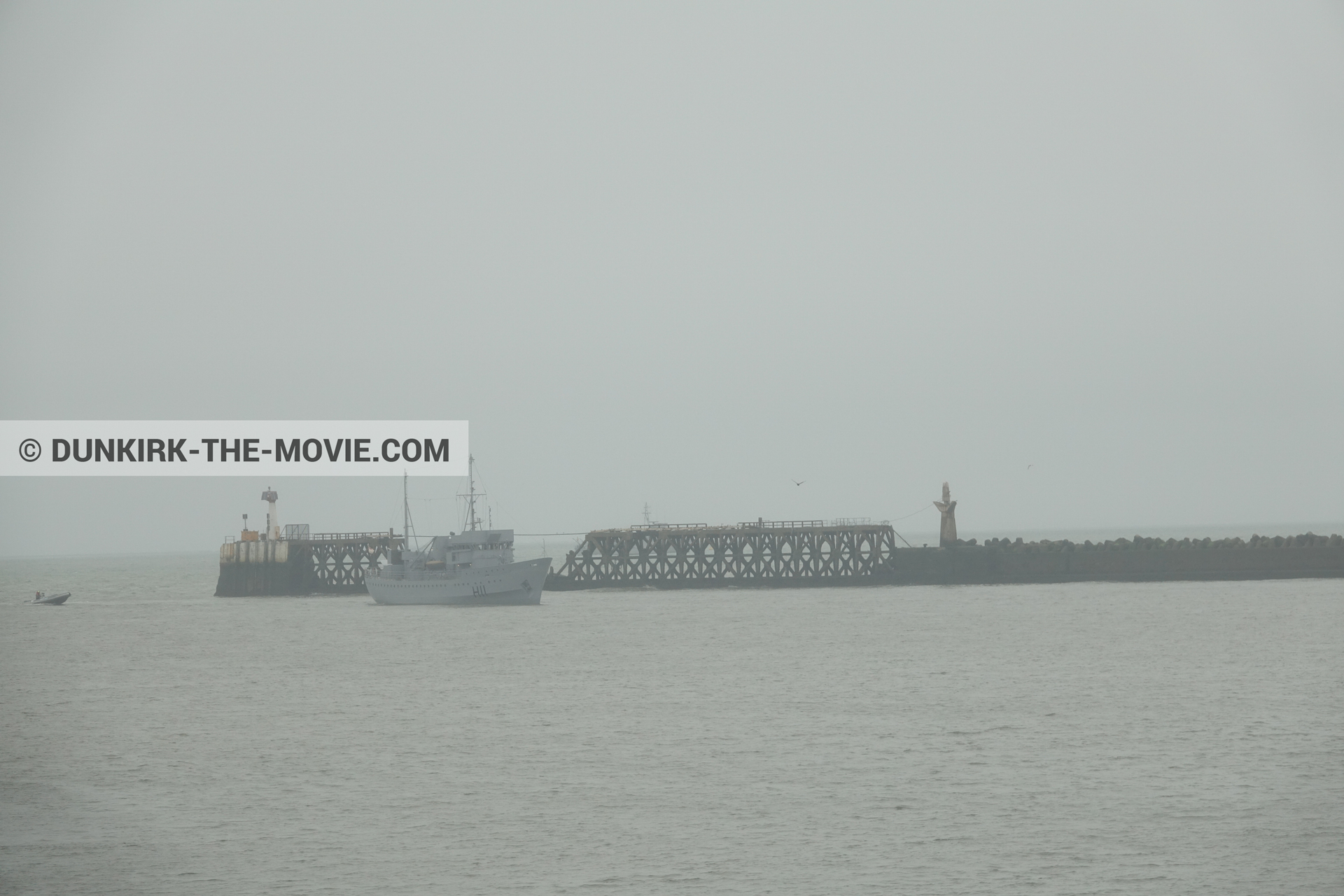 Fotos con barco, cielo gris, H11 - MLV Castor,  durante el rodaje de la película Dunkerque de Nolan
