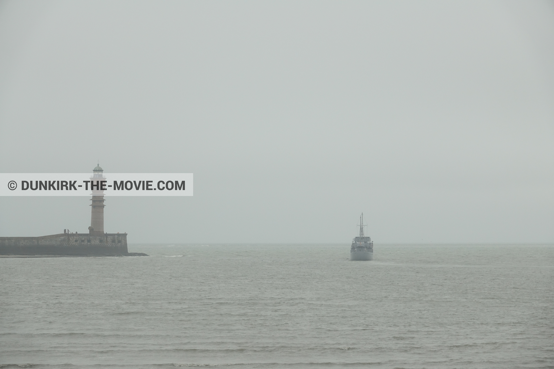 Photo avec bateau, ciel gris, mer calme, phare de St Pol sur Mer,  des dessous du Film Dunkerque de Nolan