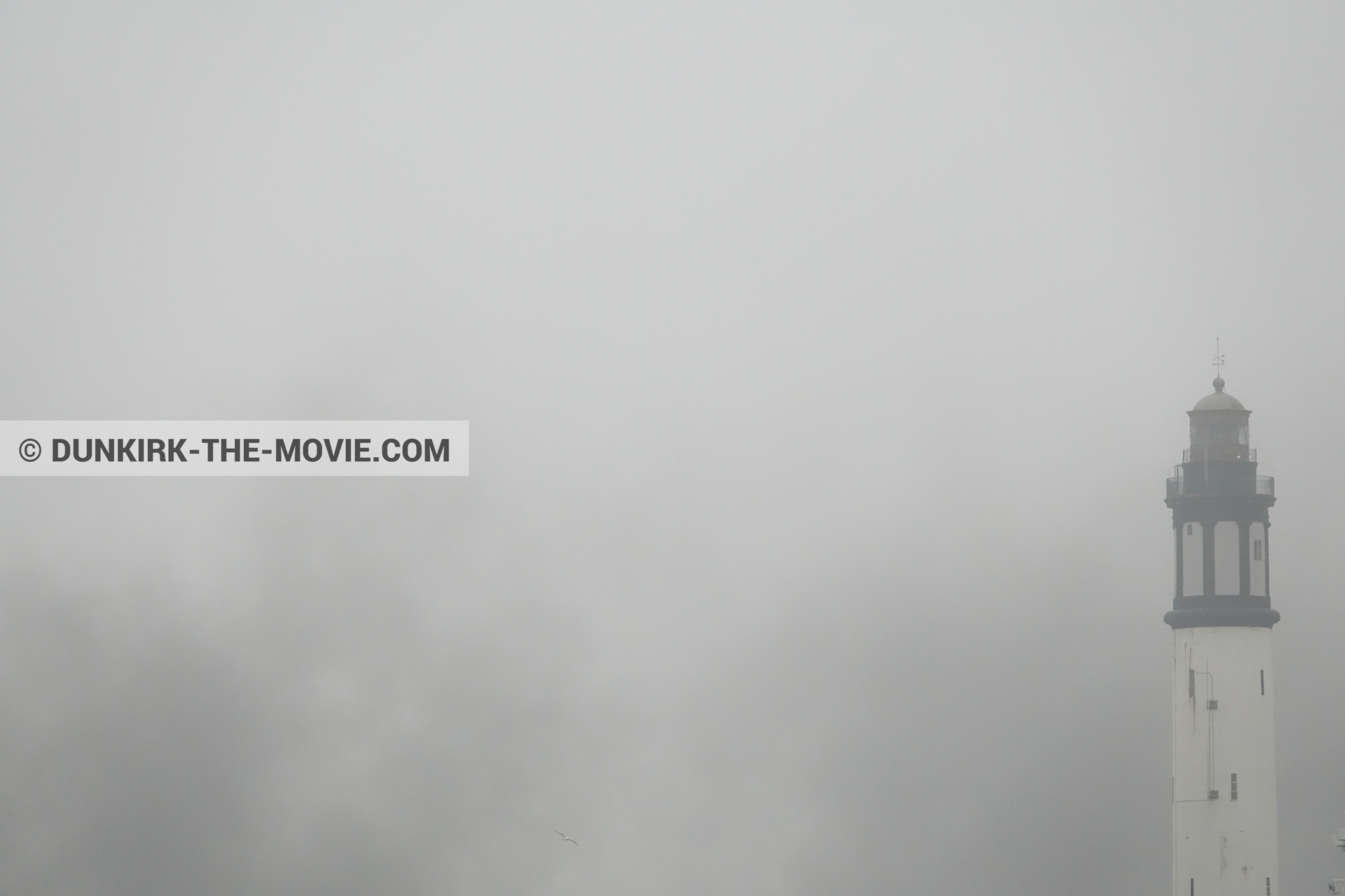 Fotos con cielo gris, humo negro, faro de Dunkerque,  durante el rodaje de la película Dunkerque de Nolan