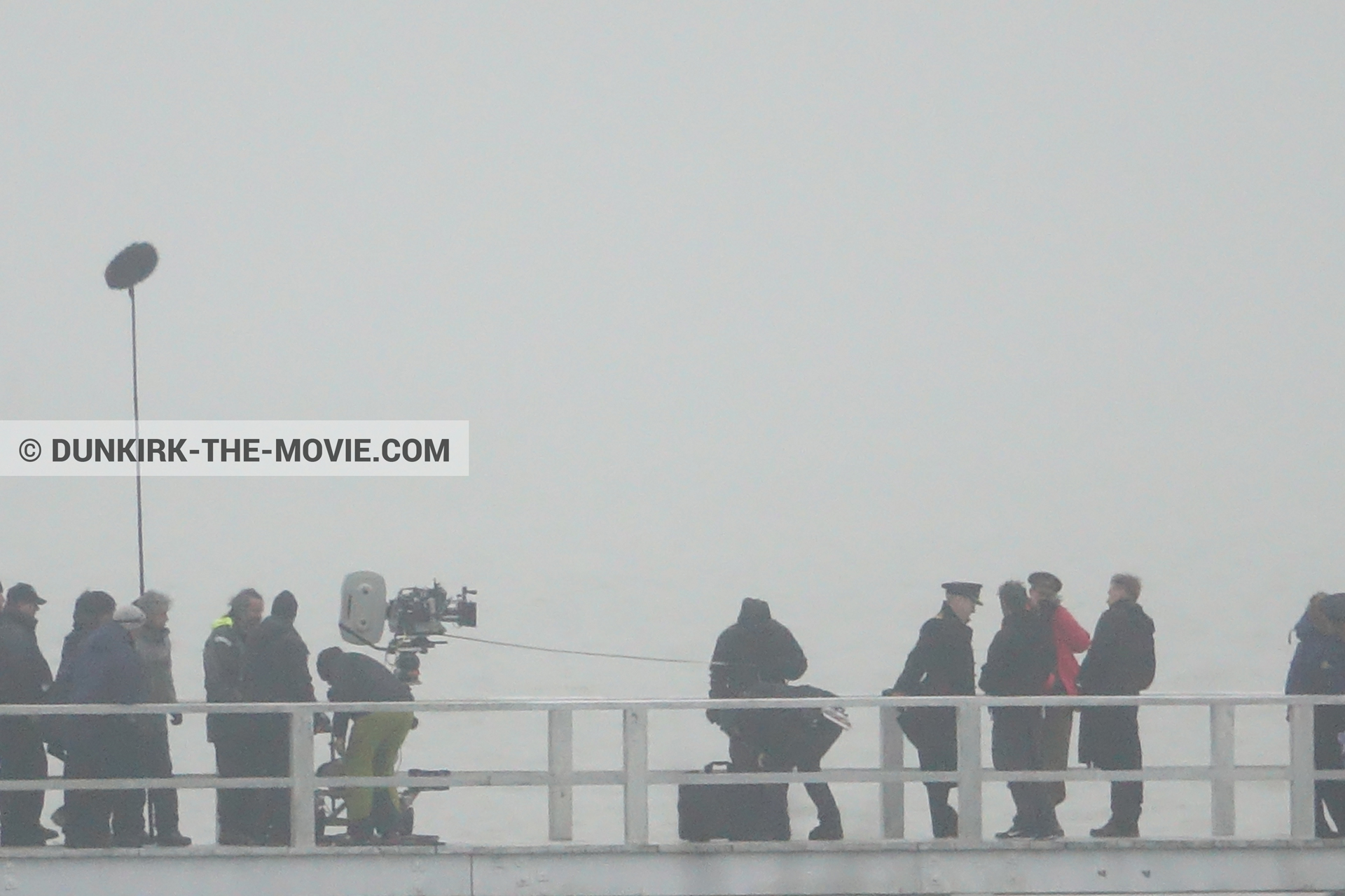 Fotos con actor, barco, cielo gris, Hoyte van Hoytema, Christopher Nolan,  durante el rodaje de la película Dunkerque de Nolan