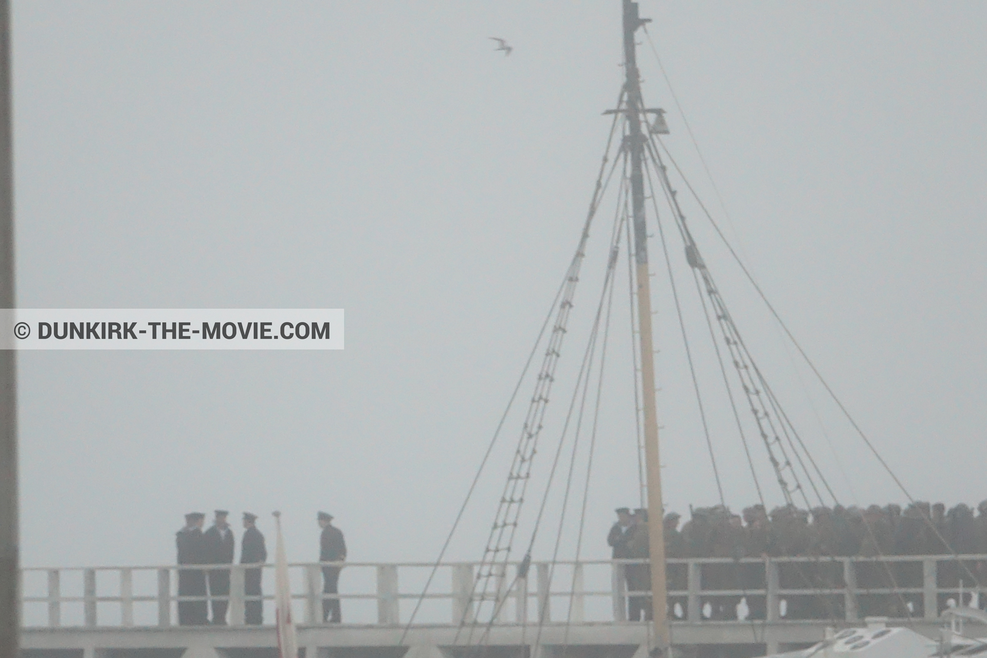 Photo avec ciel gris, figurants, jetée EST, M/S Rogaland,  des dessous du Film Dunkerque de Nolan