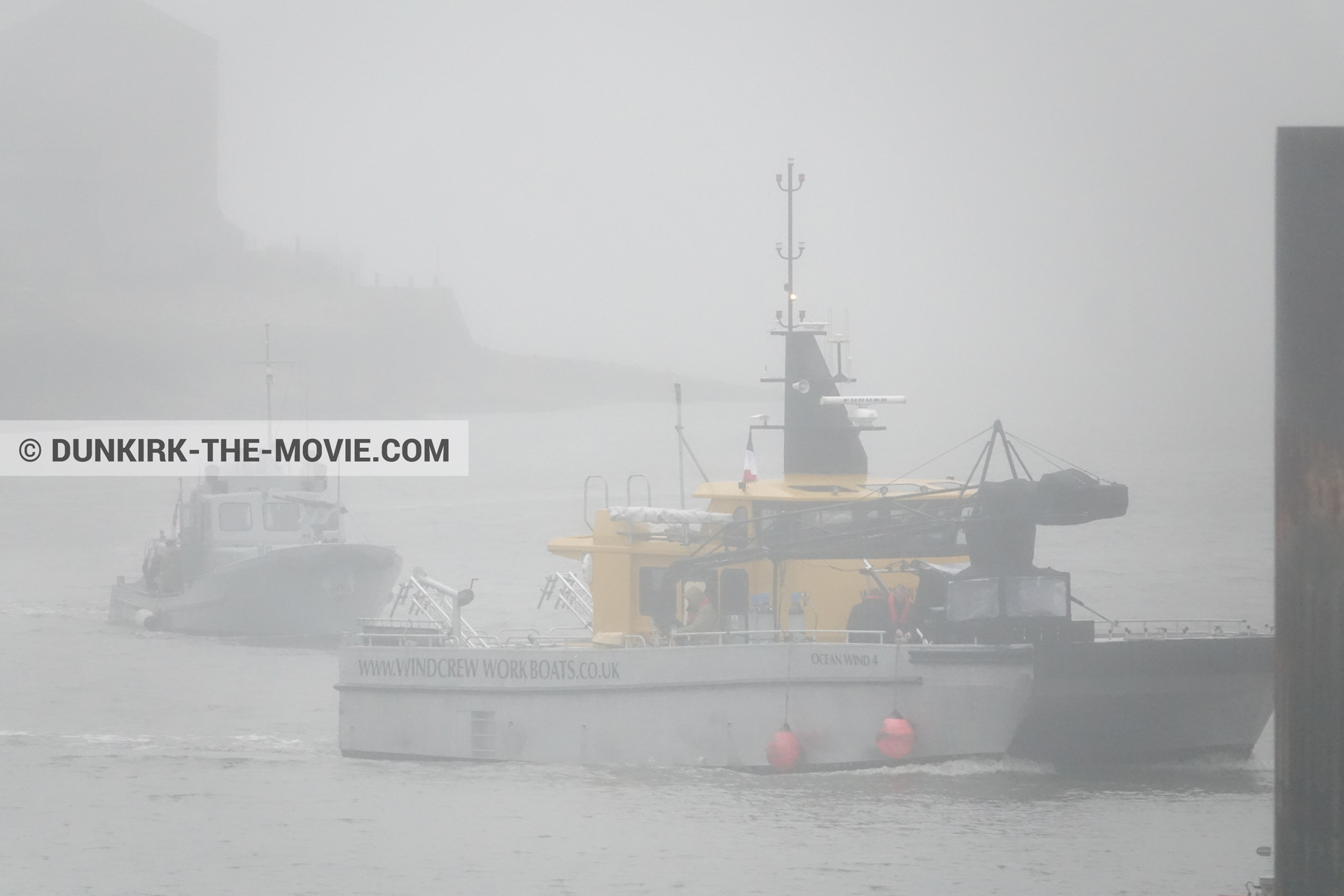 Photo avec bateau, ciel gris, Ocean Wind 4, phare de Dunkerque, USN P22,  des dessous du Film Dunkerque de Nolan