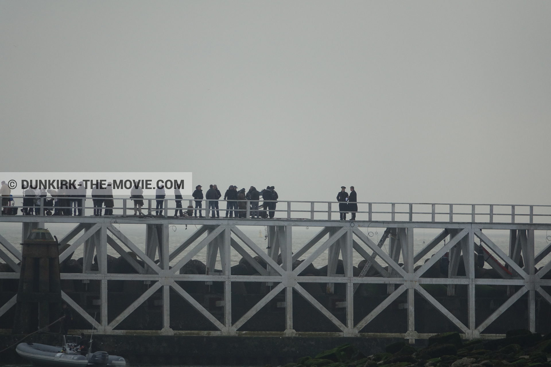 Photo avec acteur, ciel gris, jetée EST, Kenneth Branagh, Christopher Nolan, équipe technique, Nilo Otero,  des dessous du Film Dunkerque de Nolan
