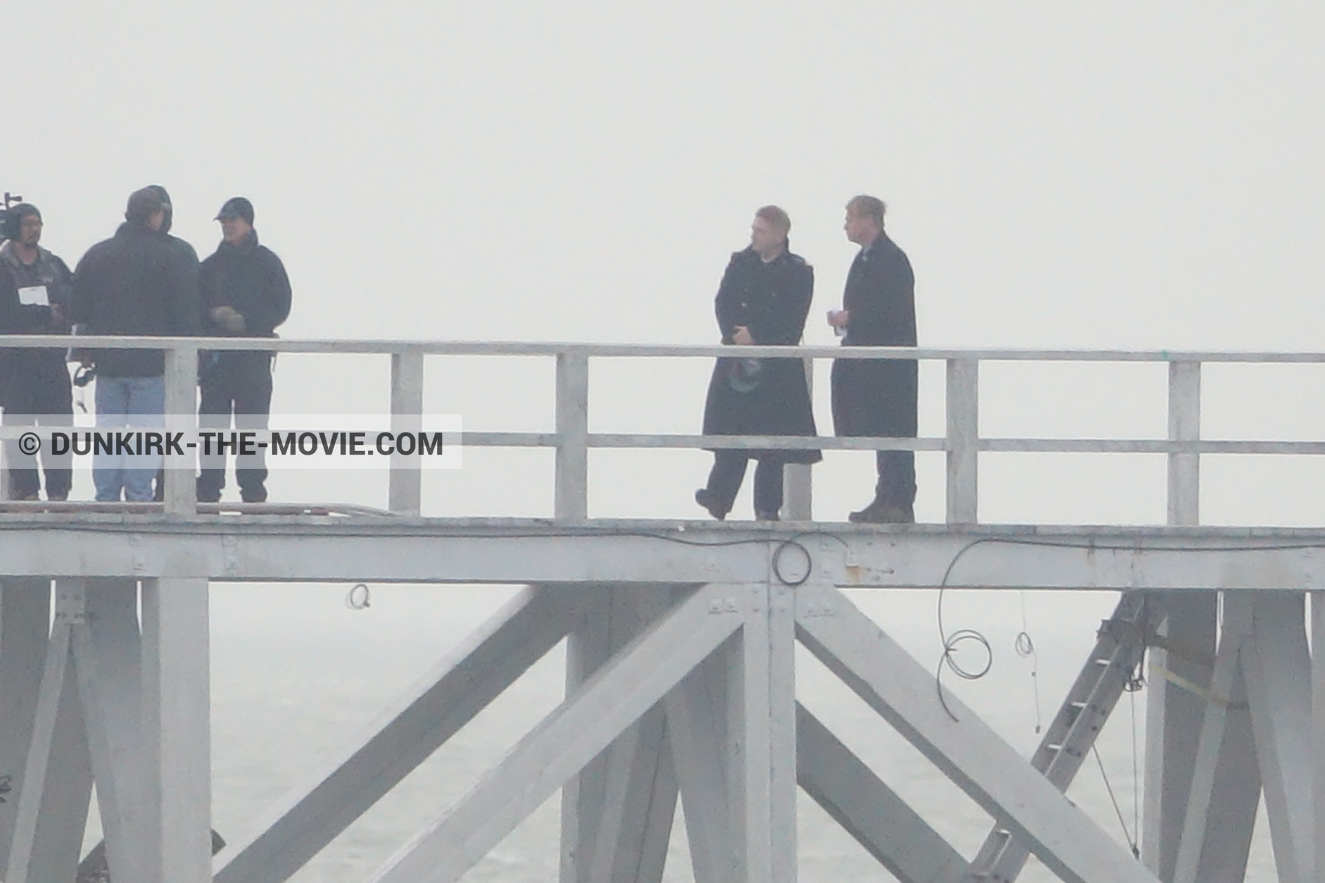Fotos con cielo gris, muelle del ESTE, Kenneth Branagh, Christopher Nolan, equipo técnica,  durante el rodaje de la película Dunkerque de Nolan