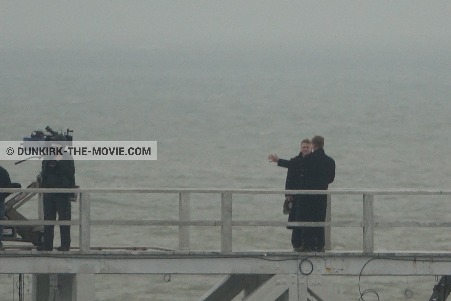 Photo avec ciel gris, jetée EST, Kenneth Branagh, Christopher Nolan, équipe technique,  des dessous du Film Dunkerque de Nolan
