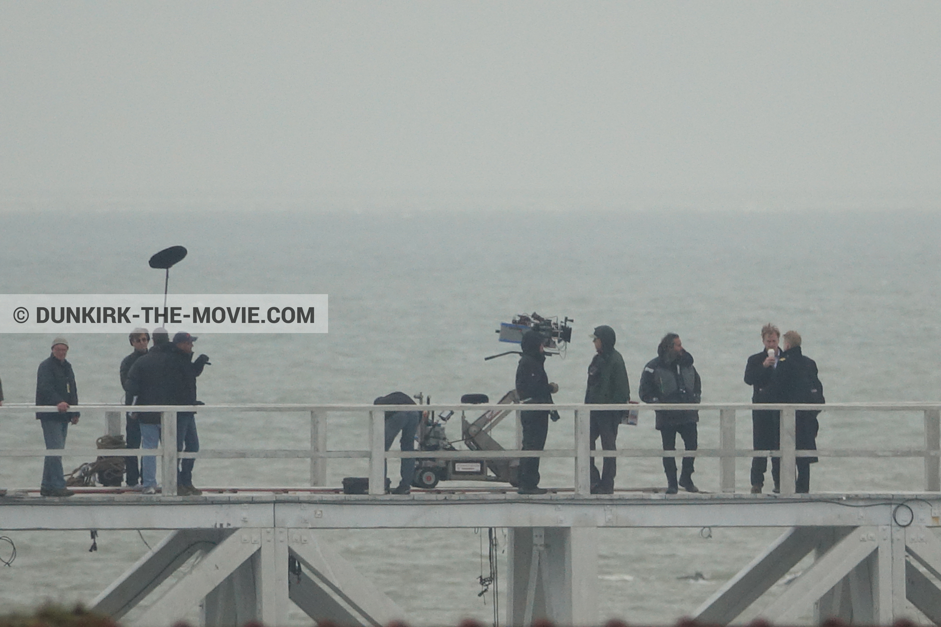 Fotos con cielo gris, Hoyte van Hoytema, muelle del ESTE, Kenneth Branagh, Christopher Nolan, equipo técnica,  durante el rodaje de la película Dunkerque de Nolan