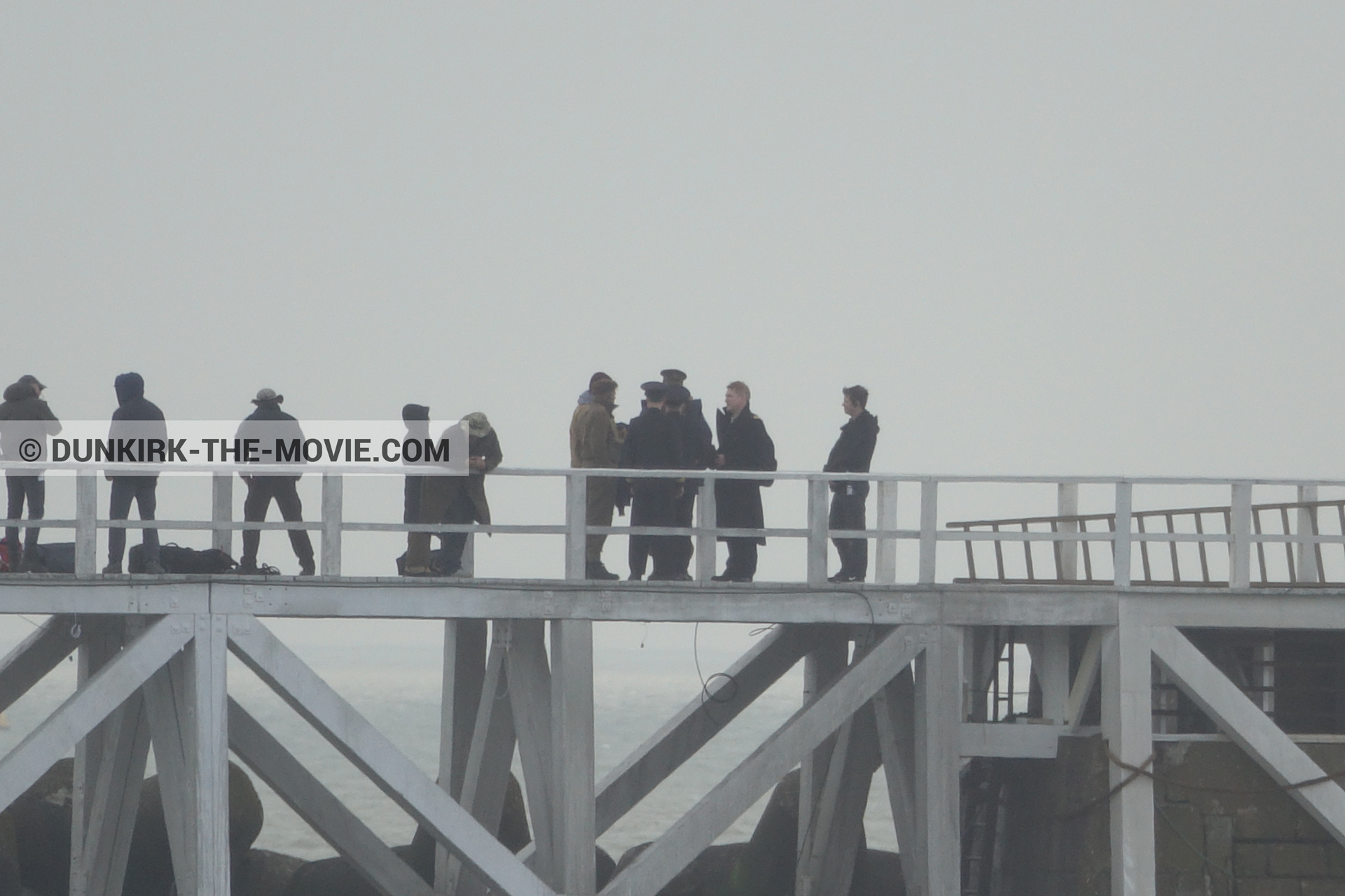 Fotos con cielo gris, extras, muelle del ESTE, Kenneth Branagh, equipo técnica,  durante el rodaje de la película Dunkerque de Nolan