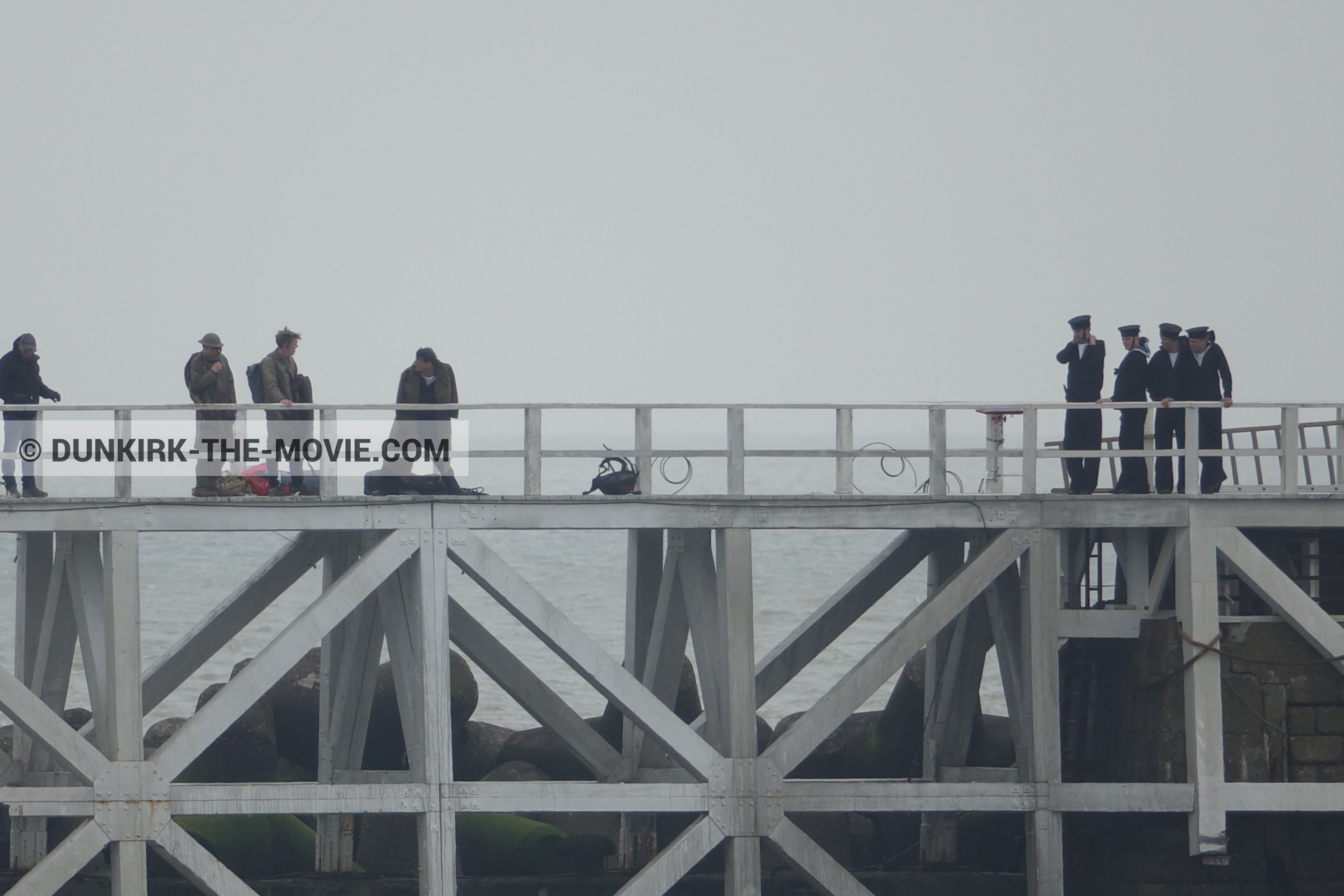 Photo avec ciel gris, jetée EST, équipe technique,  des dessous du Film Dunkerque de Nolan