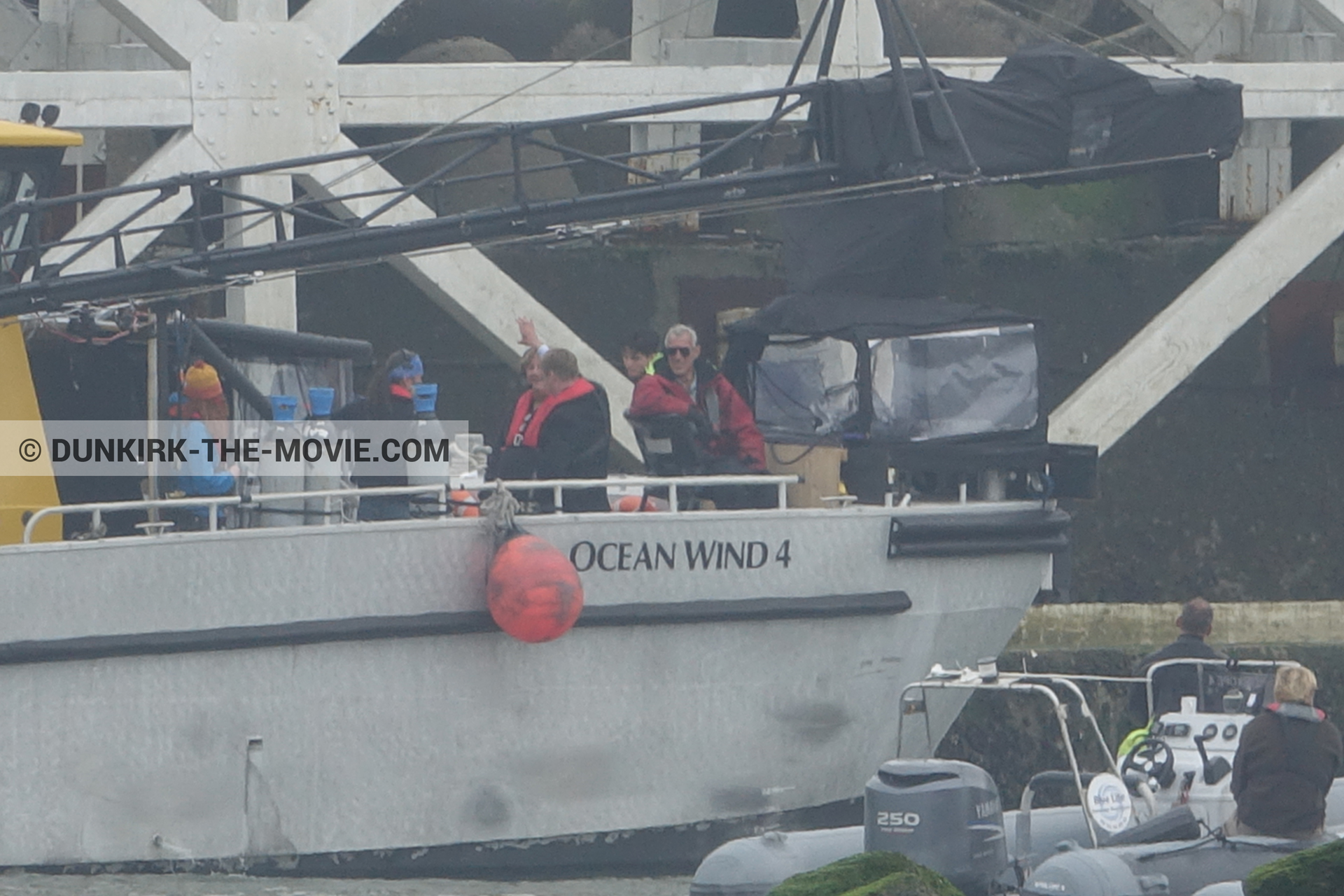 Fotos con muelle del ESTE, Christopher Nolan, Ocean Wind 4, equipo técnica,  durante el rodaje de la película Dunkerque de Nolan