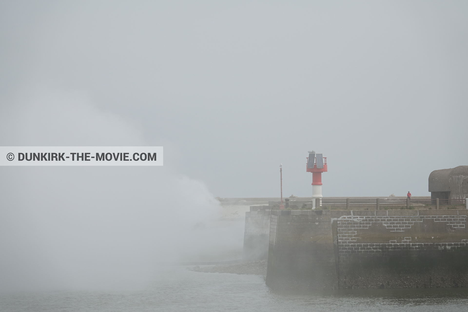 Photo avec fumée blanche, jetée EST,  des dessous du Film Dunkerque de Nolan