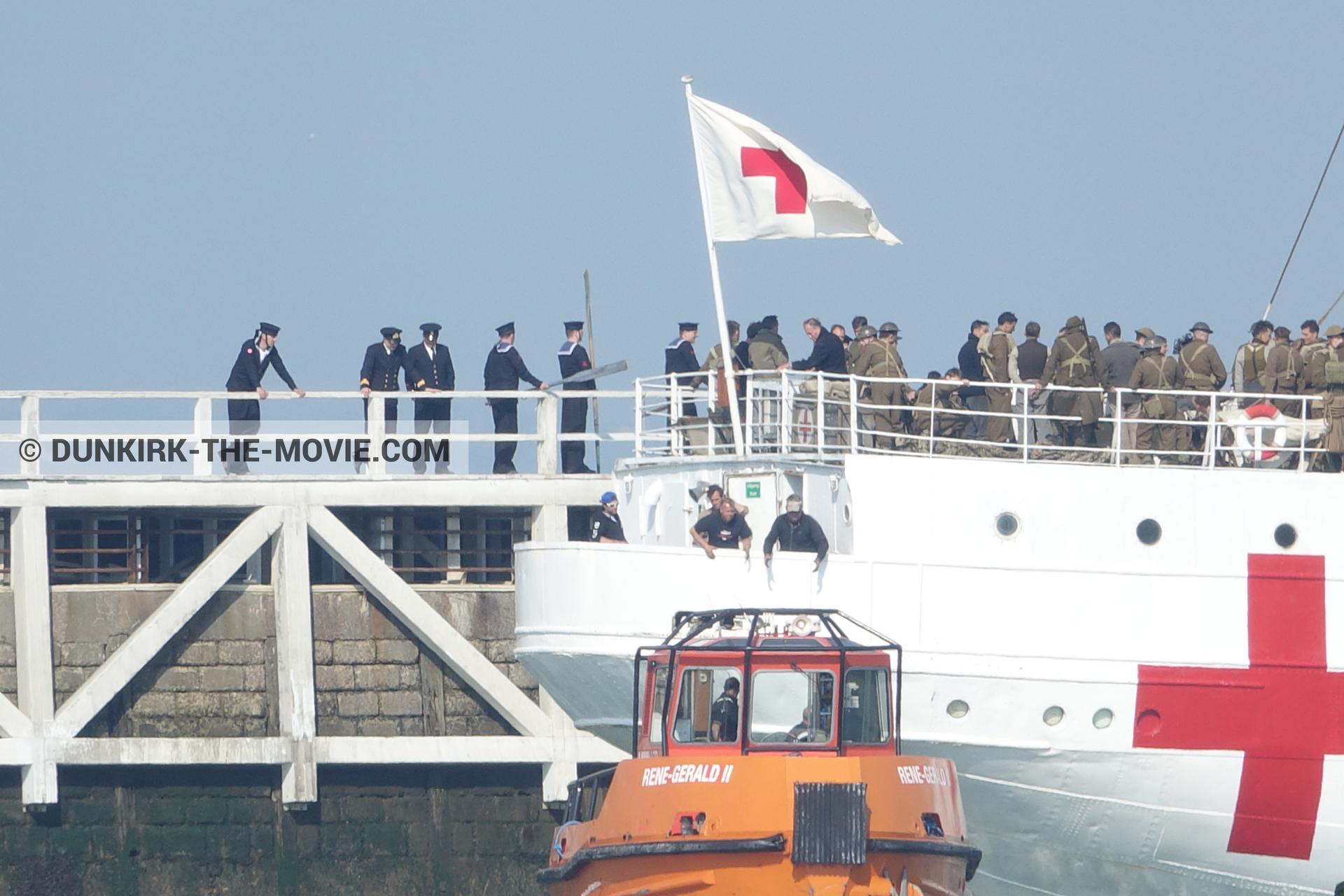 Fotos con barco, cielo azul, extras, muelle del ESTE, M/S Rogaland,  durante el rodaje de la película Dunkerque de Nolan