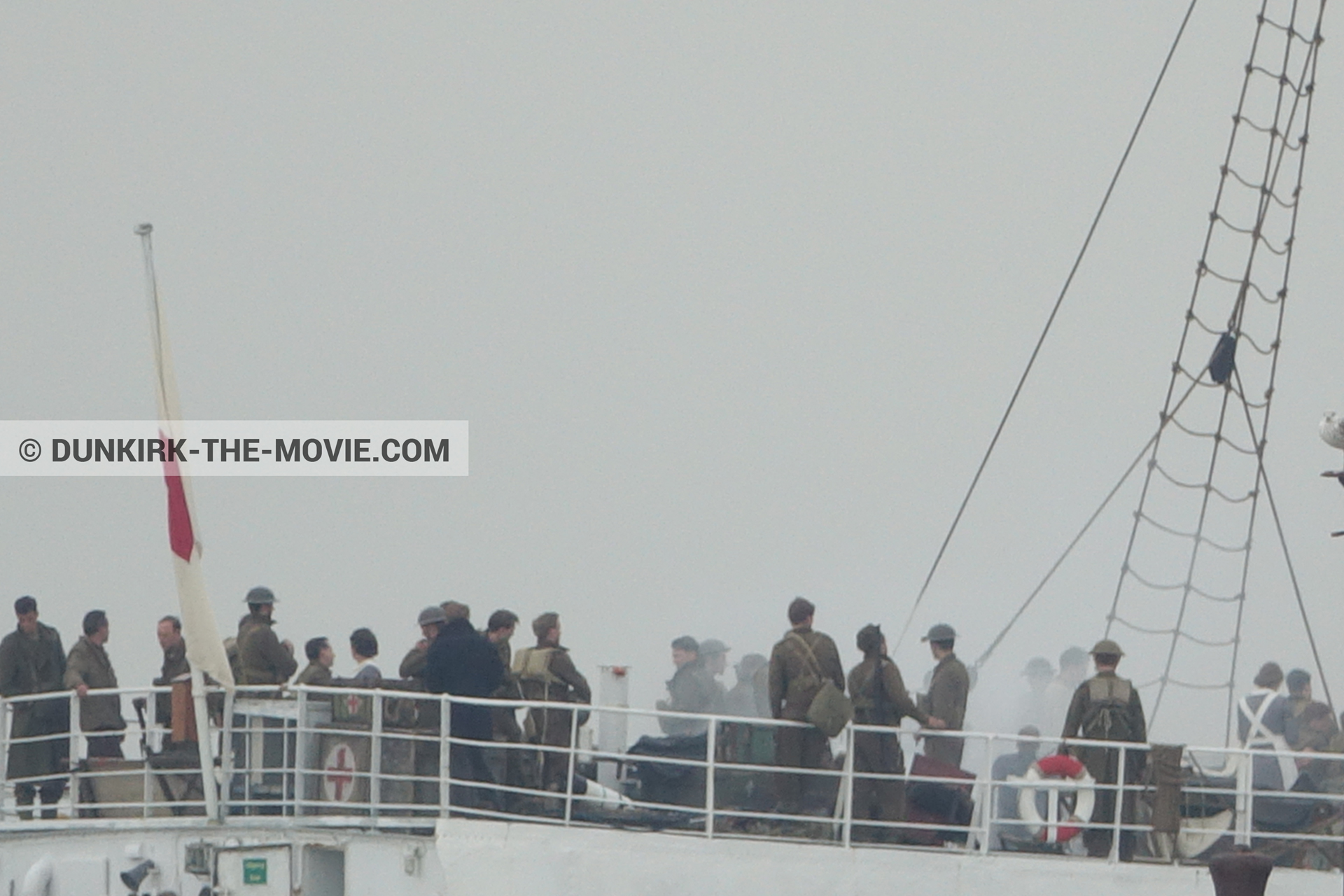 Photo avec ciel gris, figurants, fumée blanche, jetée EST, équipe technique, M/S Rogaland,  des dessous du Film Dunkerque de Nolan