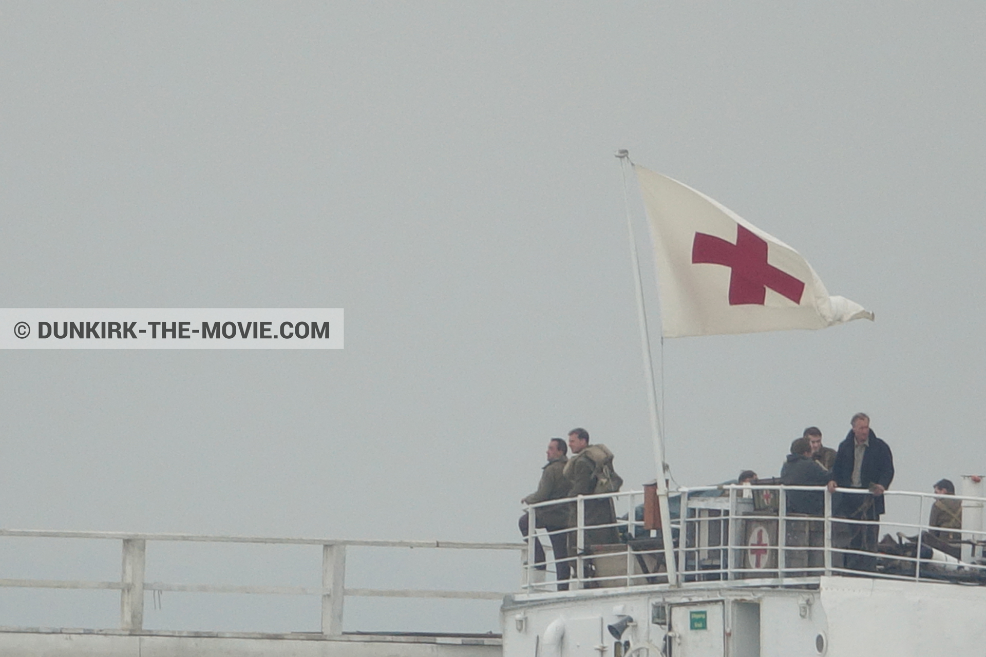 Photo avec ciel gris, figurants, jetée EST, équipe technique, M/S Rogaland,  des dessous du Film Dunkerque de Nolan