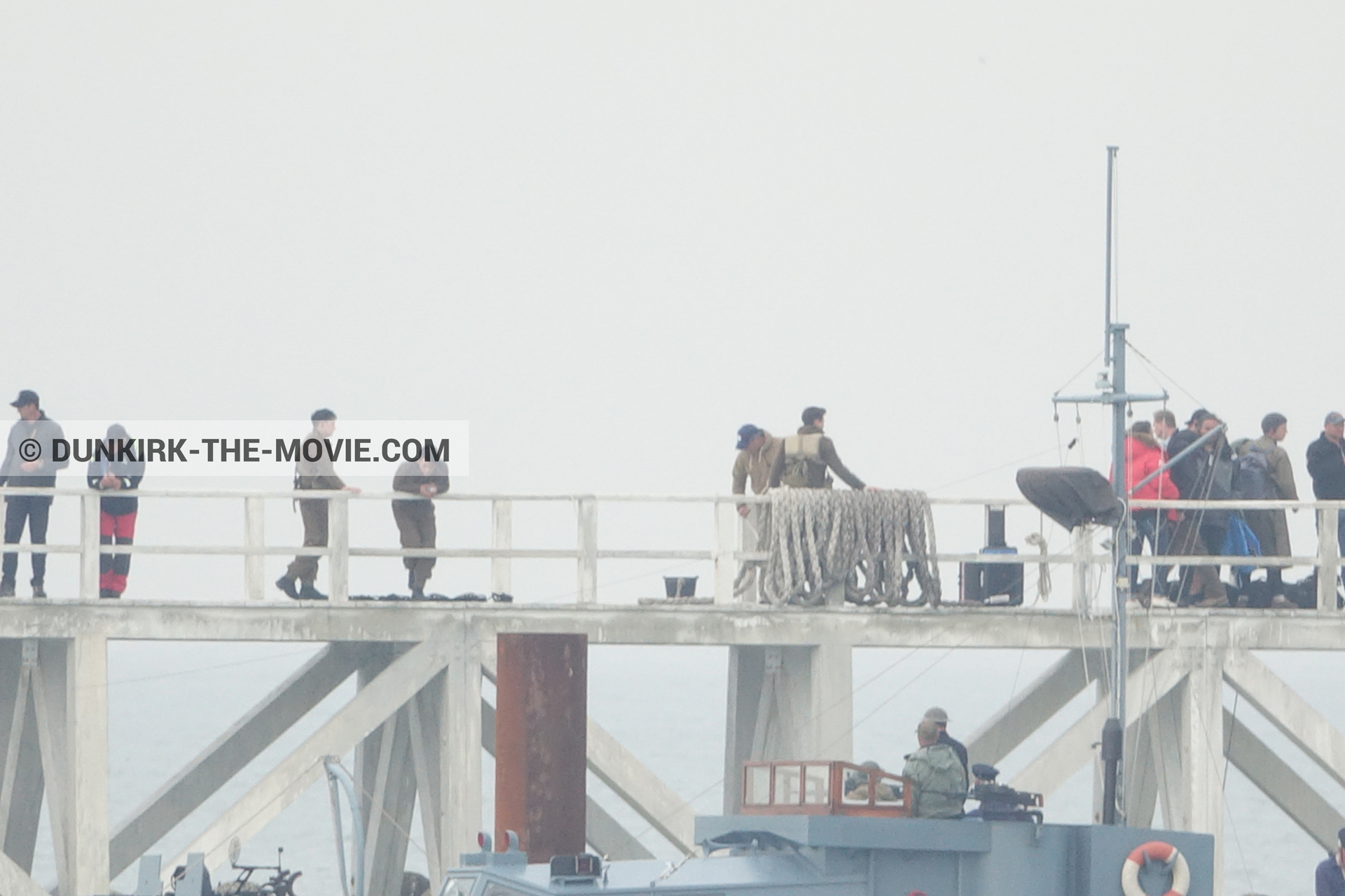 Fotos con actor, barco, cielo gris, HMS Medusa - ML1387, muelle del ESTE, equipo técnica,  durante el rodaje de la película Dunkerque de Nolan
