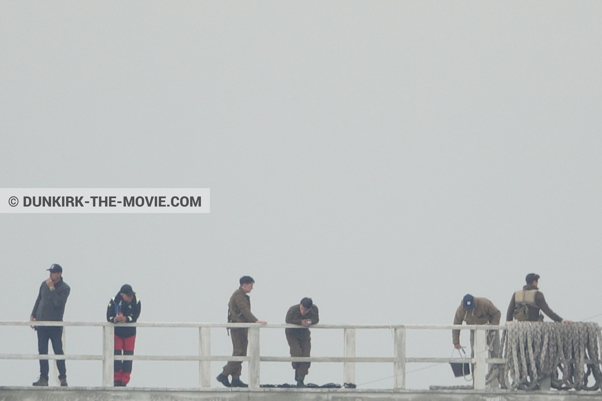 Photo avec acteur, ciel gris, figurants, jetée EST, équipe technique,  des dessous du Film Dunkerque de Nolan