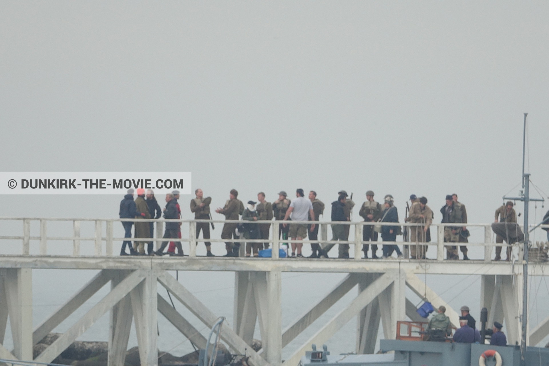 Fotos con actor, cielo gris, extras, HMS Medusa - ML1387, muelle del ESTE,  durante el rodaje de la película Dunkerque de Nolan