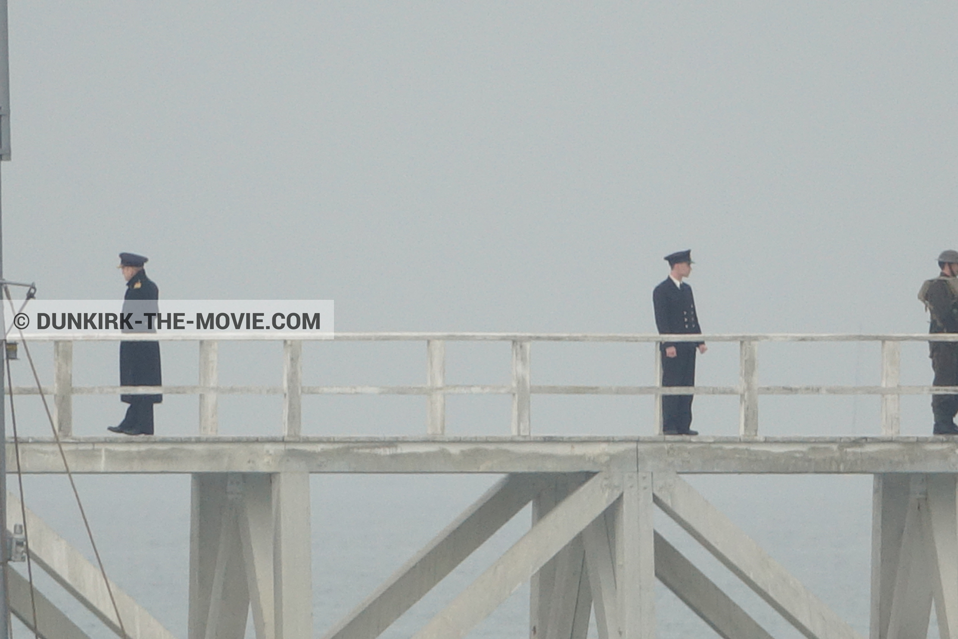 Fotos con actor, cielo gris, extras, muelle del ESTE, Kenneth Branagh,  durante el rodaje de la película Dunkerque de Nolan