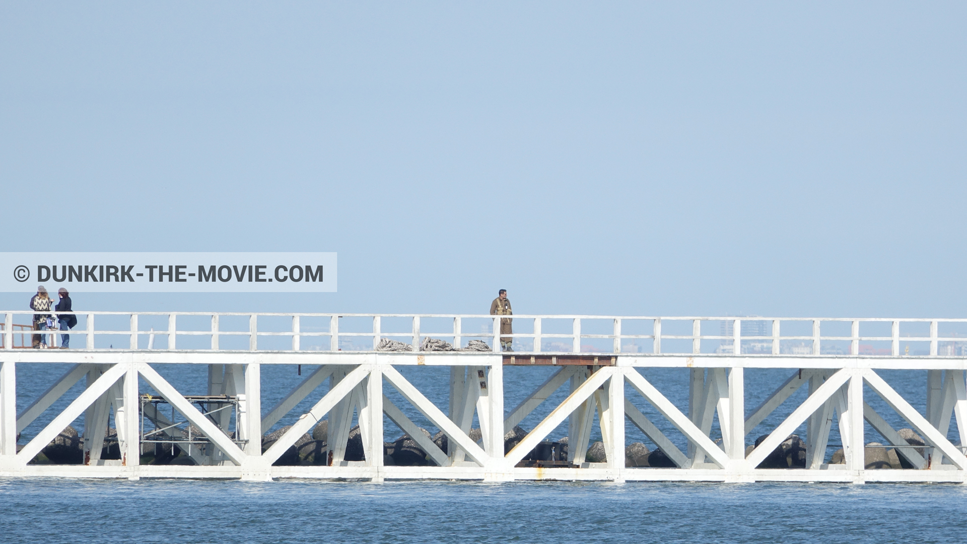Photo avec ciel bleu, jetée EST, mer calme, équipe technique,  des dessous du Film Dunkerque de Nolan