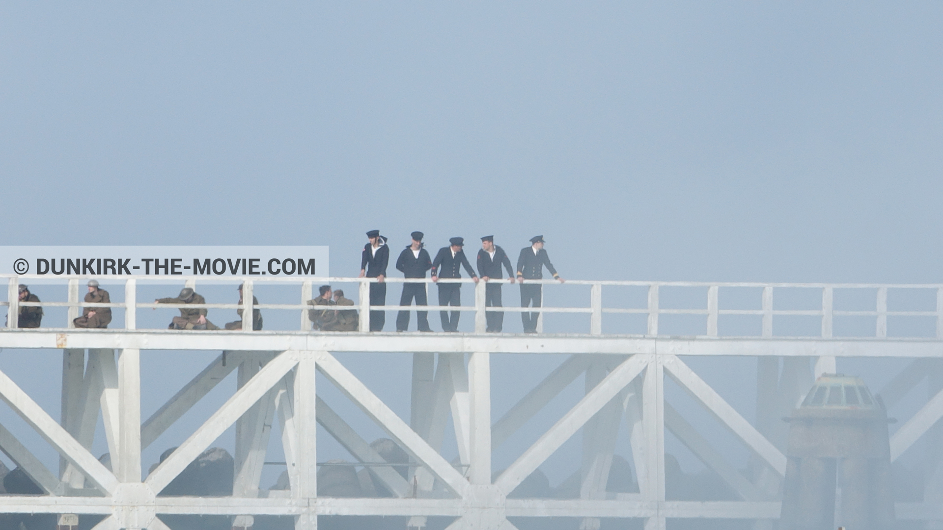 Fotos con cielo azul, extras, humo blanco, muelle del ESTE,  durante el rodaje de la película Dunkerque de Nolan