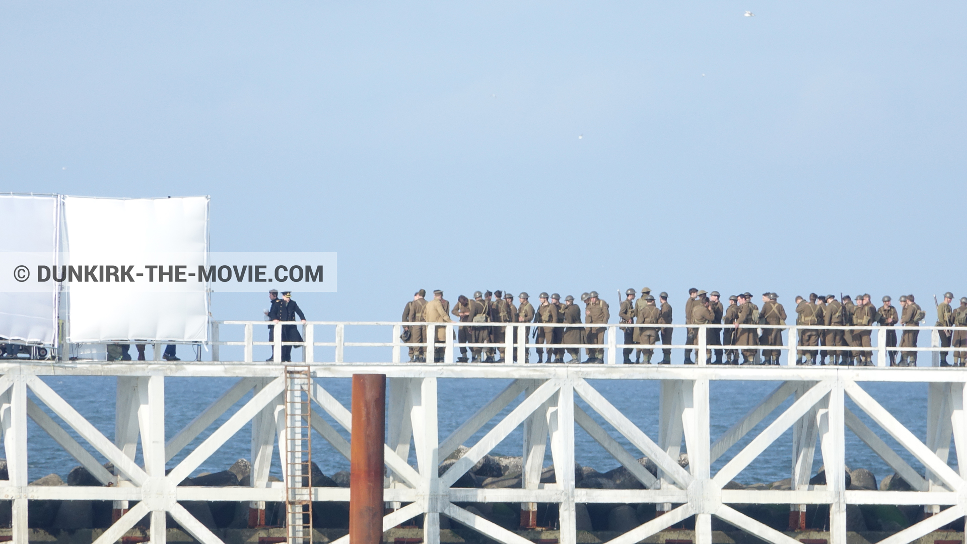 Photo avec acteur, ciel bleu, figurants, jetée EST, Kenneth Branagh,  des dessous du Film Dunkerque de Nolan