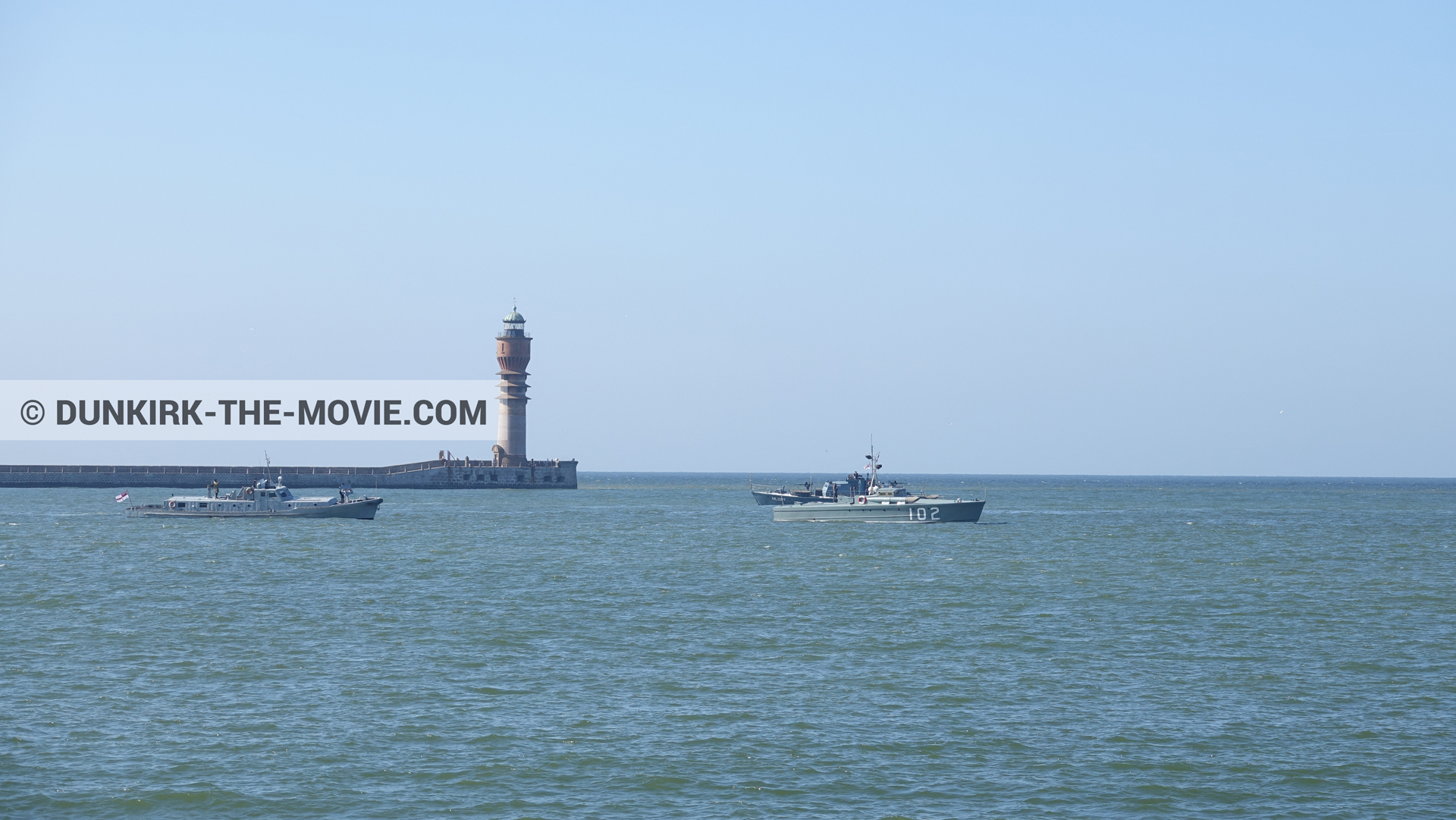 Photo avec bateau, ciel bleu, phare de St Pol sur Mer, USN P22,  des dessous du Film Dunkerque de Nolan