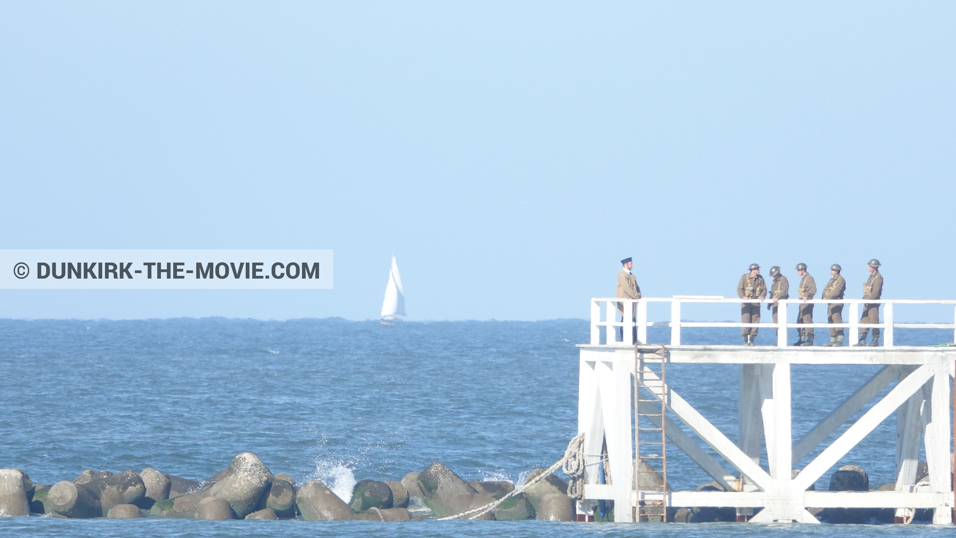 Fotos con actor, cielo azul, extras, mares calma,  durante el rodaje de la película Dunkerque de Nolan