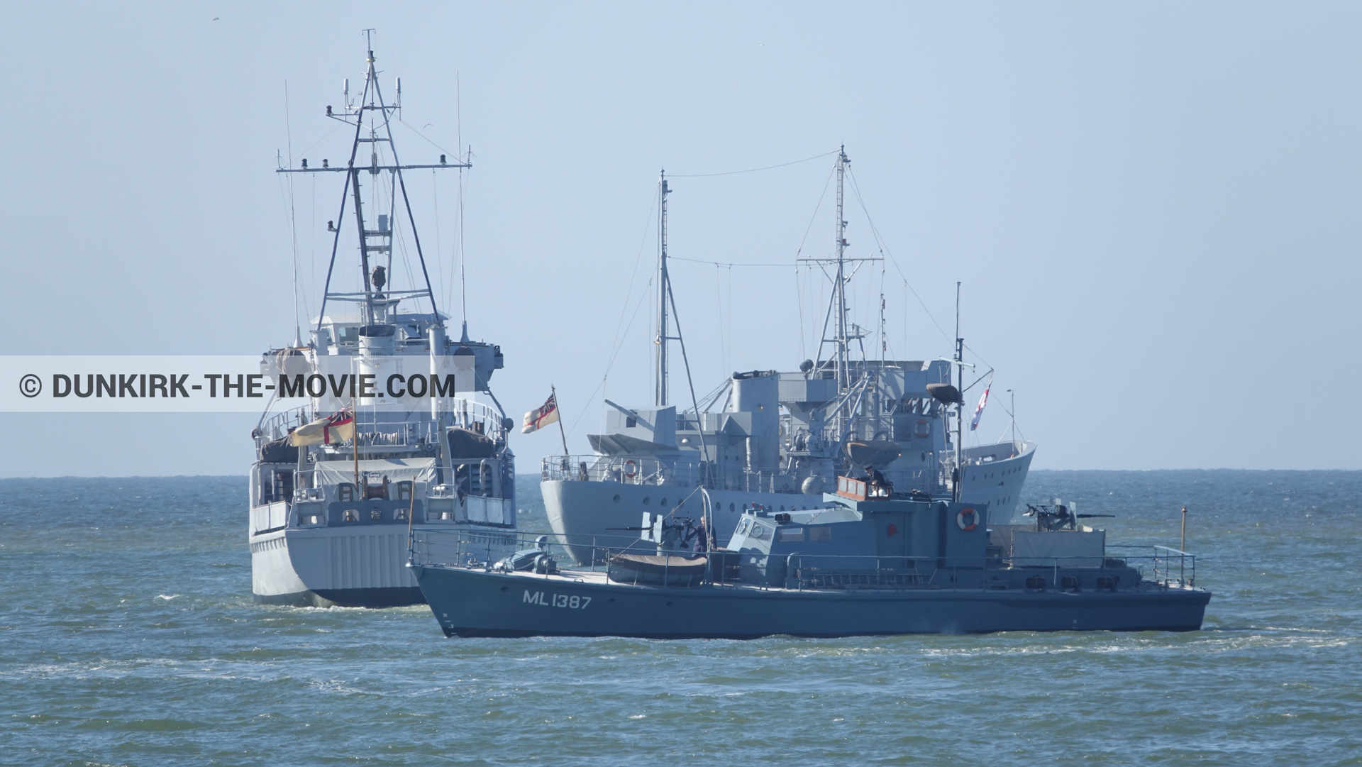 Fotos con barco, cielo azul, HMS Medusa - ML1387, mares calma,  durante el rodaje de la película Dunkerque de Nolan