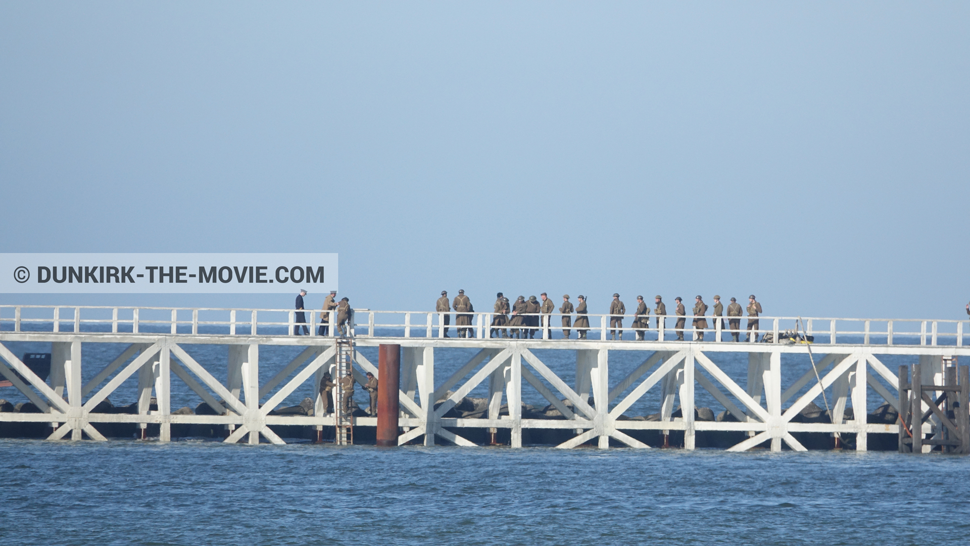 Fotos con cielo azul, muelle del ESTE, mares calma,  durante el rodaje de la película Dunkerque de Nolan