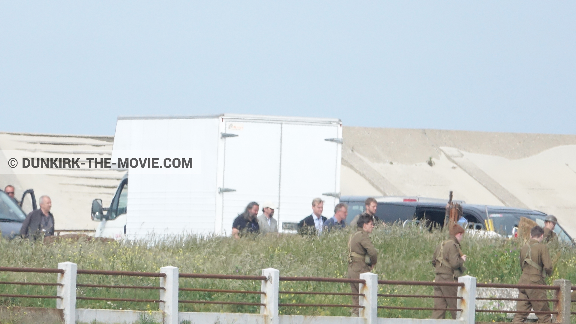 Fotos con extras, Hoyte van Hoytema, Christopher Nolan,  durante el rodaje de la película Dunkerque de Nolan
