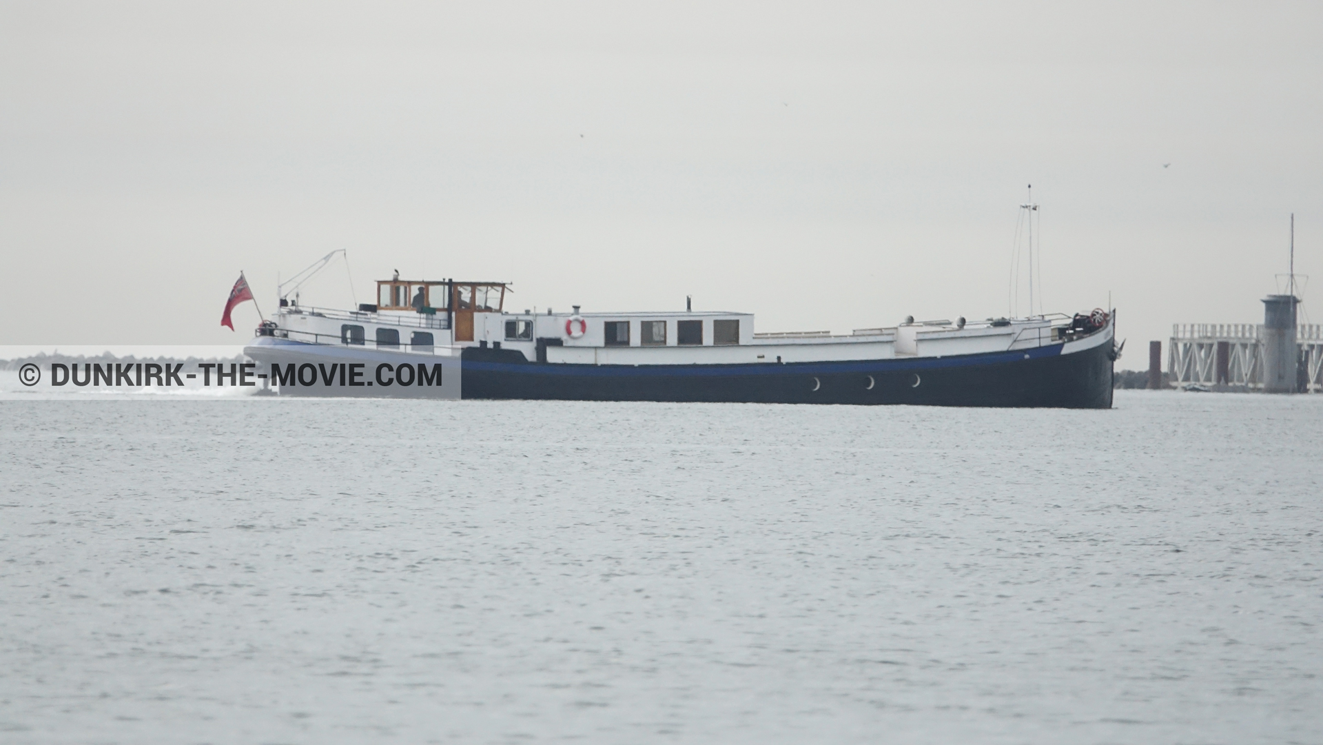 Photo avec bateau, ciel gris, jetée EST,  des dessous du Film Dunkerque de Nolan