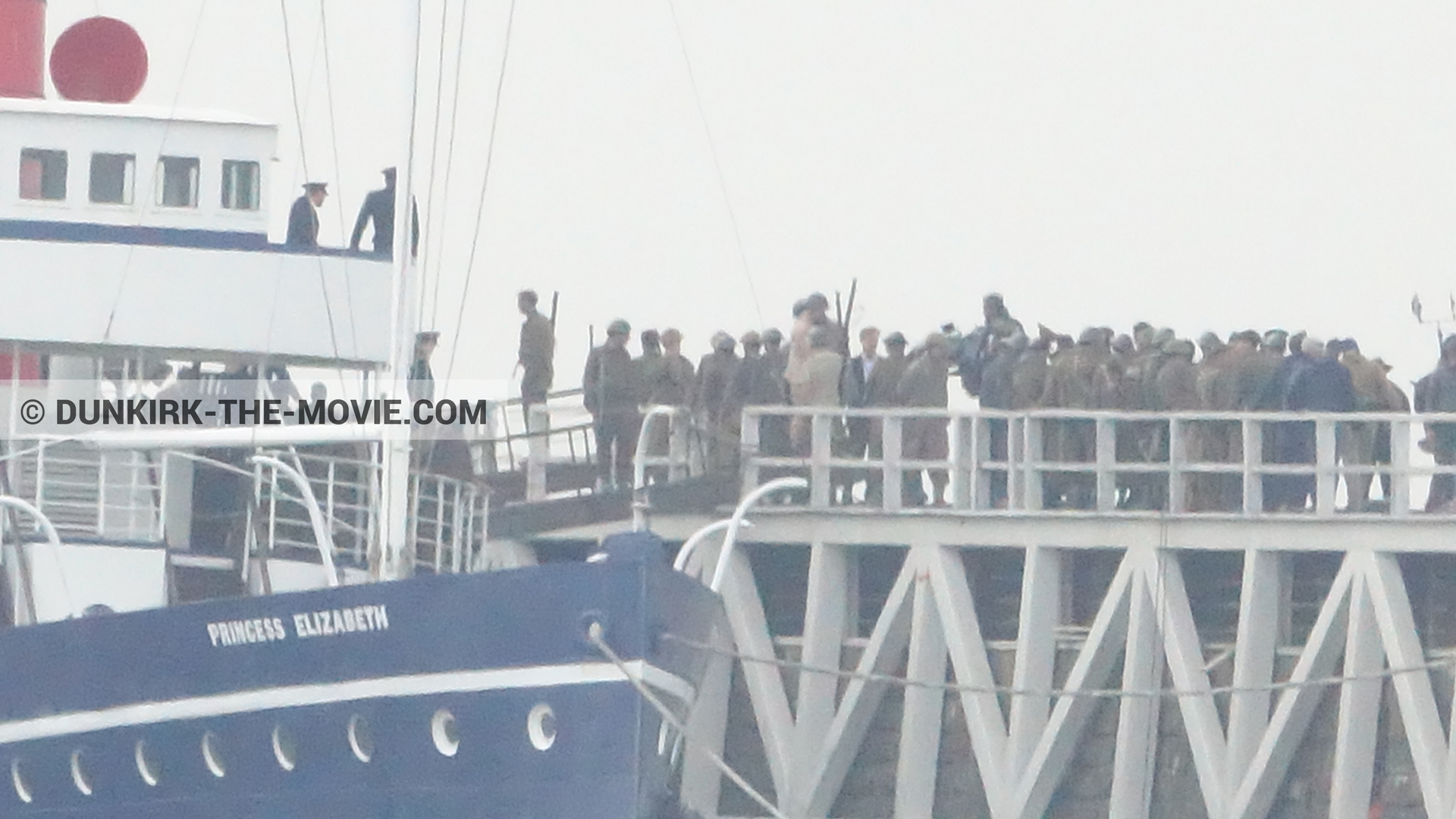 Photo avec ciel gris, figurants, jetée EST, Princess Elizabeth,  des dessous du Film Dunkerque de Nolan