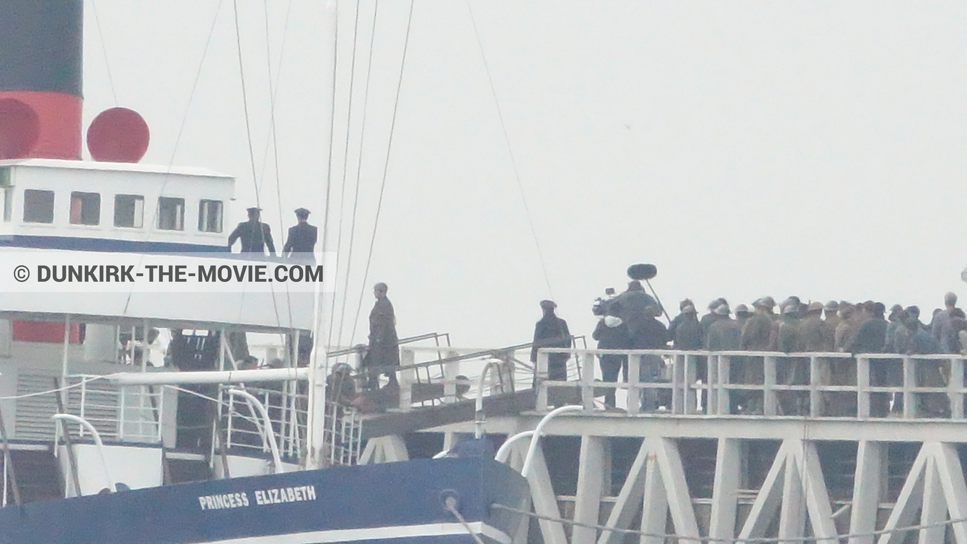 Fotos con cielo gris, extras, Hoyte van Hoytema, muelle del ESTE, Princess Elizabeth,  durante el rodaje de la película Dunkerque de Nolan