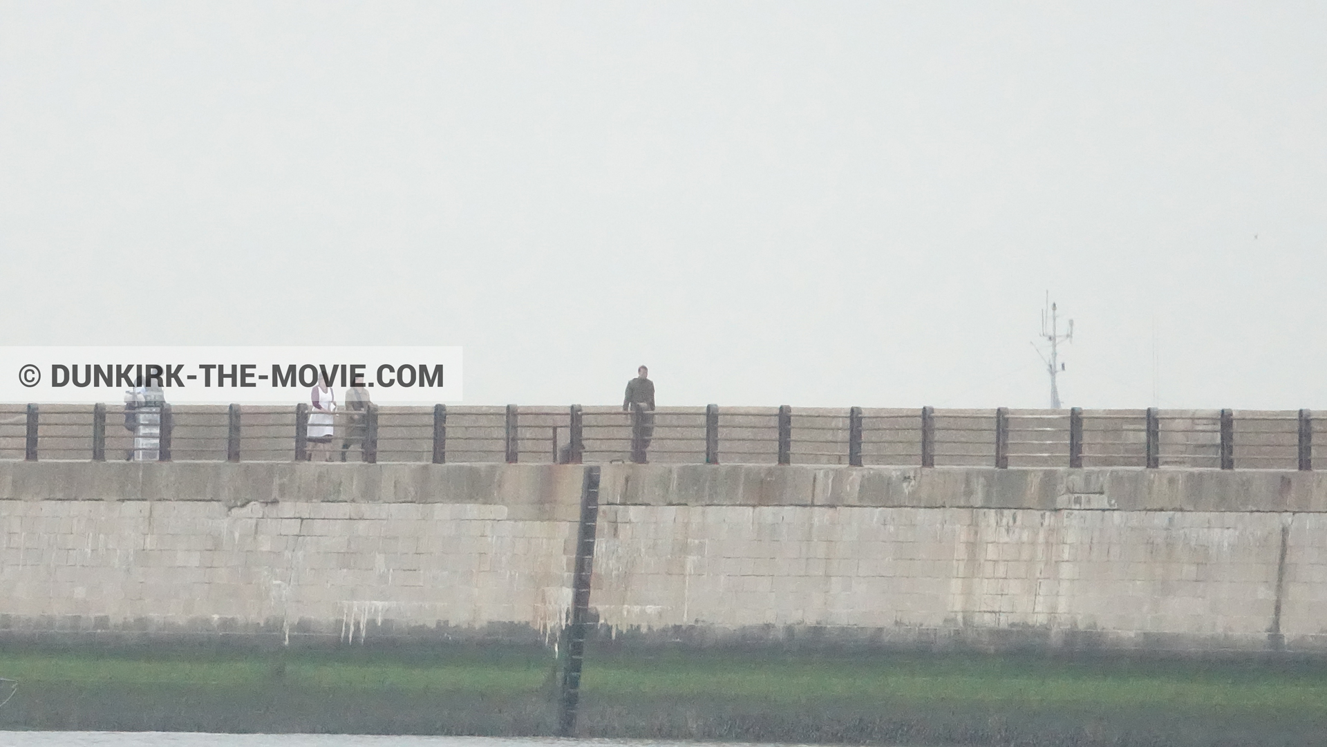 Picture with grey sky, supernumeraries, EST pier, technical team,  from behind the scene of the Dunkirk movie by Nolan