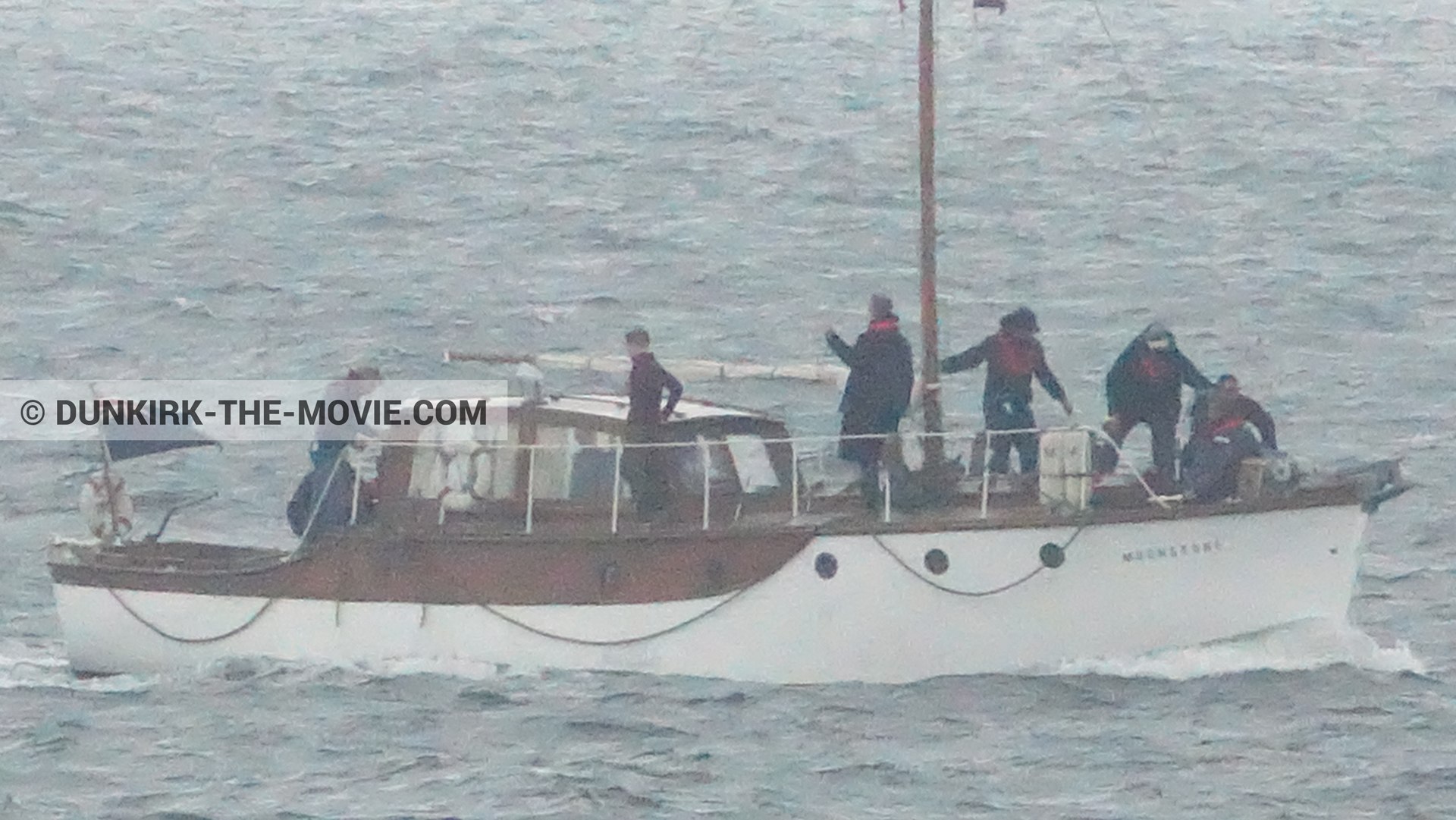 Fotos con barco, Christopher Nolan, Moonstone,  durante el rodaje de la película Dunkerque de Nolan