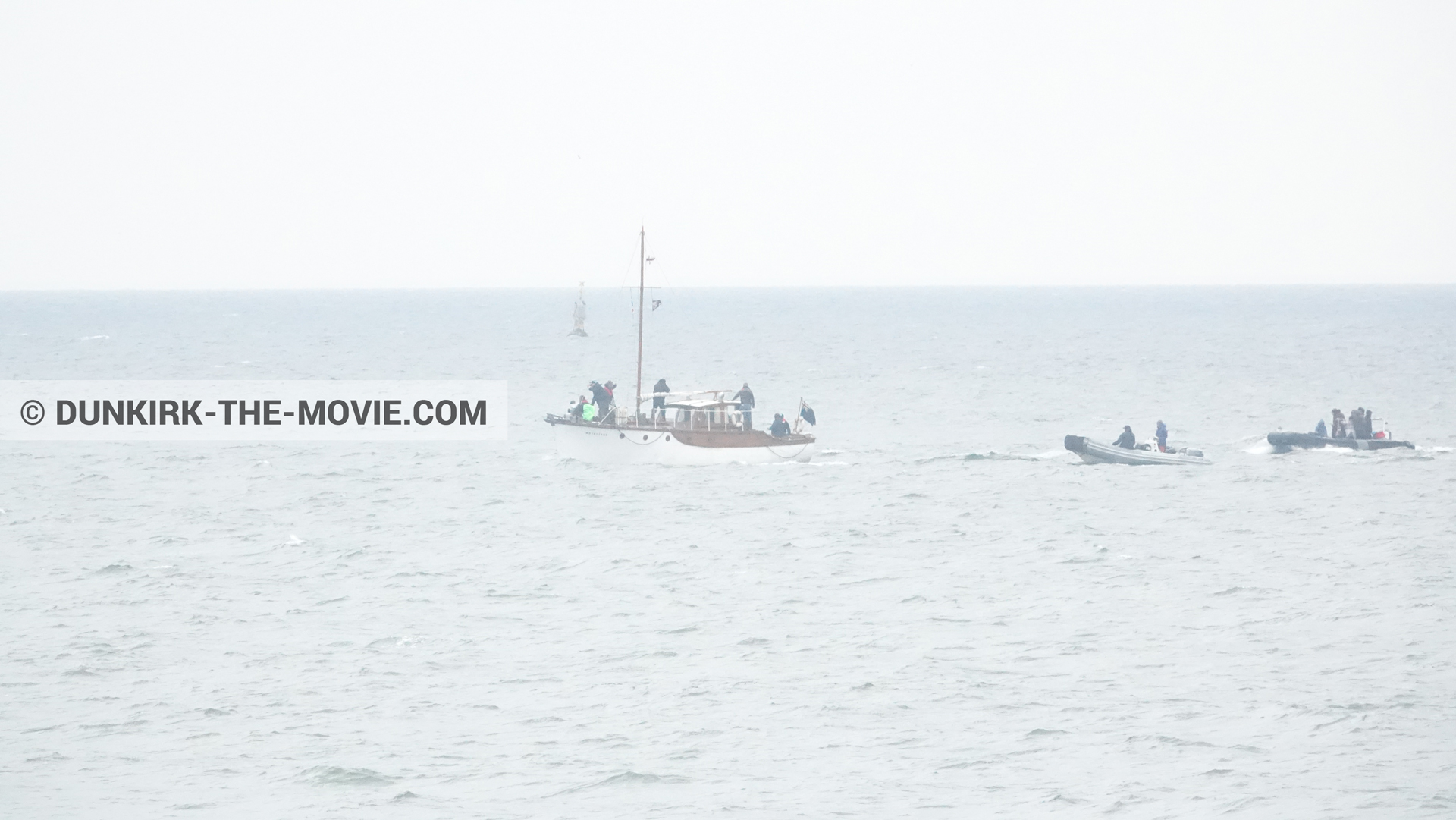 Photo avec bateau, équipe technique, zodiac, Moonstone,  des dessous du Film Dunkerque de Nolan