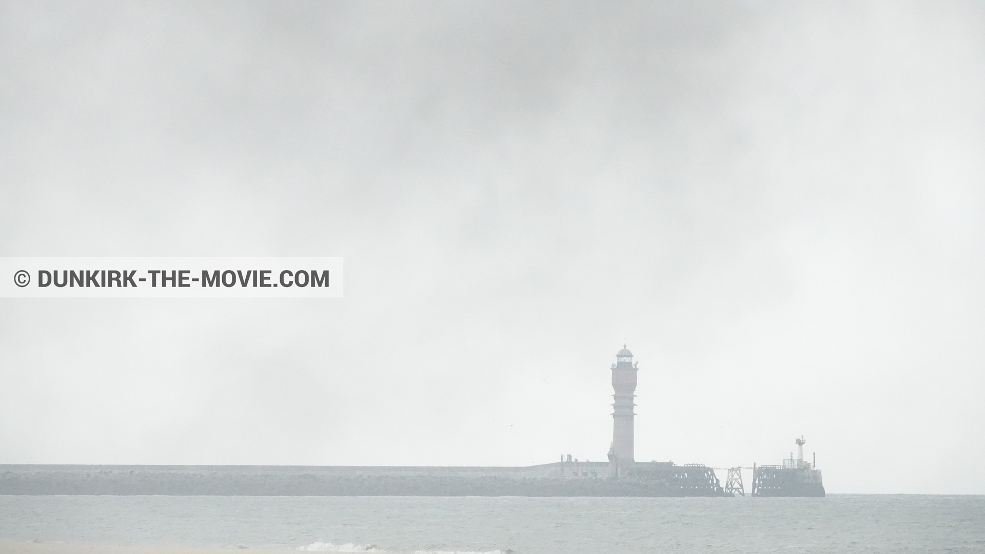 Fotos con humo negro, faro de Saint-Pol-sur-Mer,  durante el rodaje de la película Dunkerque de Nolan