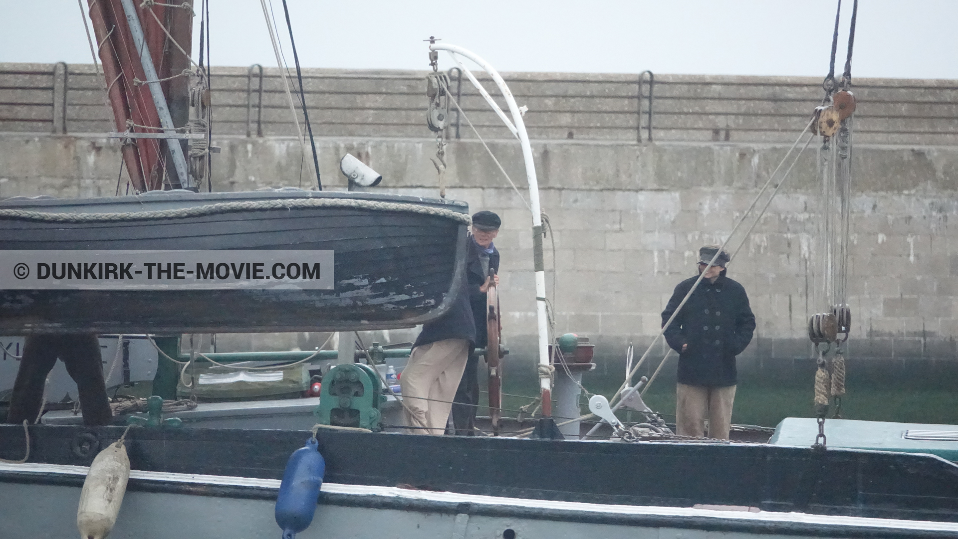 Photo avec bateau, figurants, jetée EST,  des dessous du Film Dunkerque de Nolan