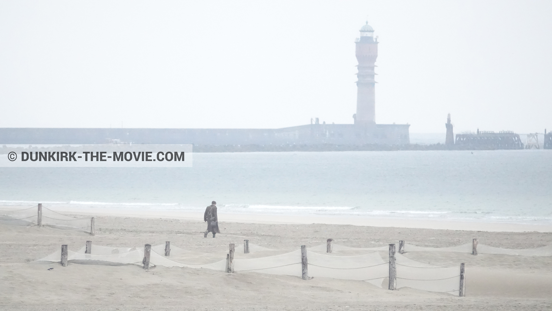 Photo avec figurants, phare de St Pol sur Mer, plage,  des dessous du Film Dunkerque de Nolan