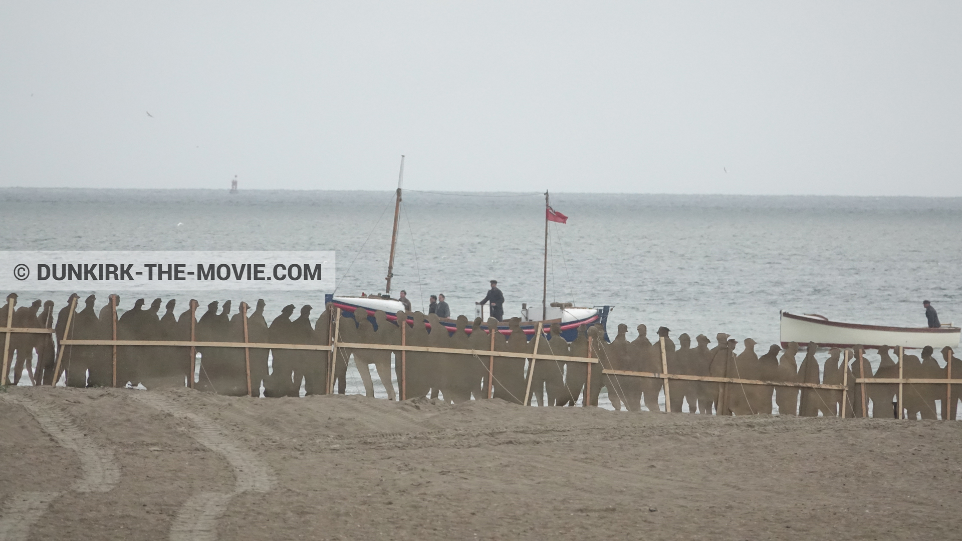 Fotos con barco, decoración, playa, del bote salvavidas Henry Finlay,  durante el rodaje de la película Dunkerque de Nolan