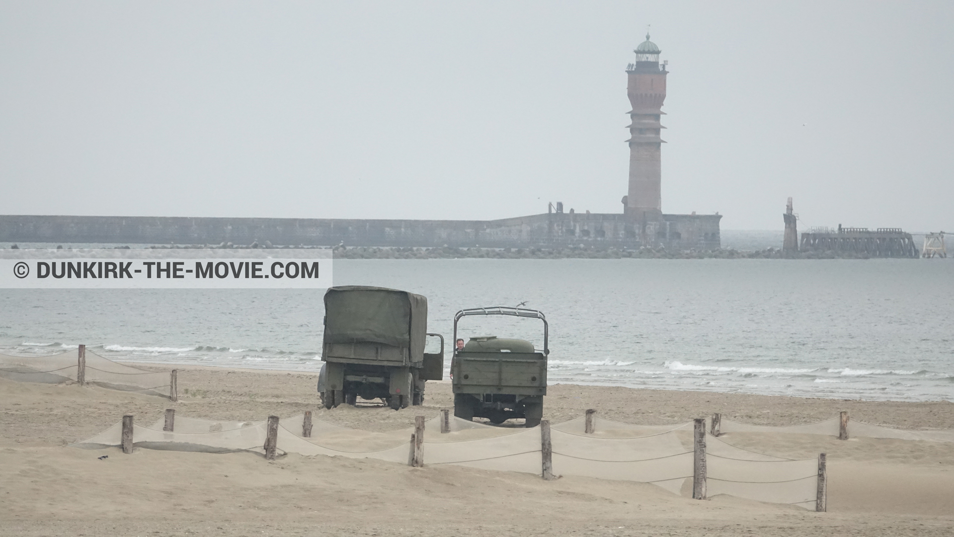 Fotos con camion, faro de Saint-Pol-sur-Mer, playa,  durante el rodaje de la película Dunkerque de Nolan
