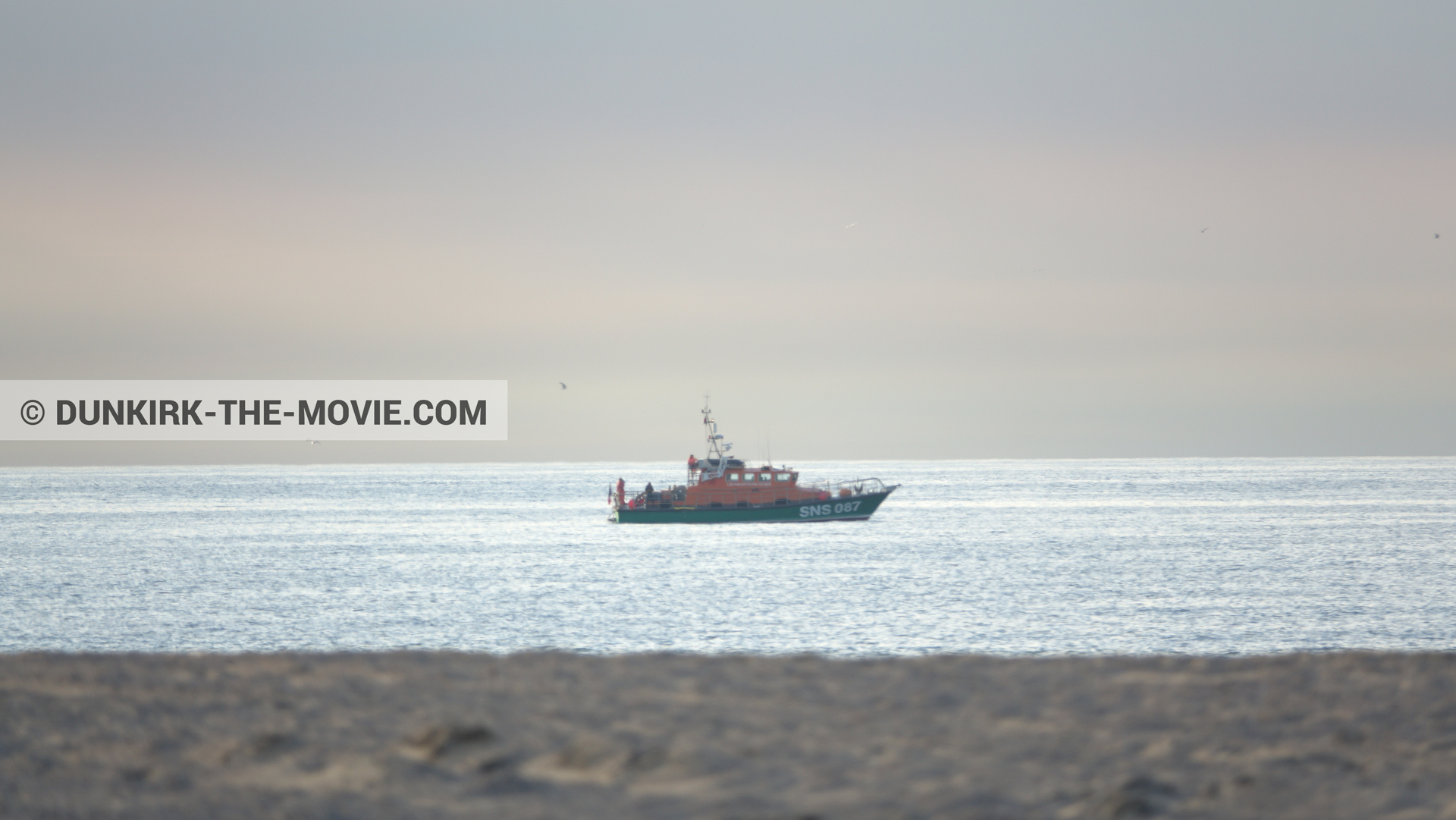 Photo avec bateau, plage, équipe technique,  des dessous du Film Dunkerque de Nolan