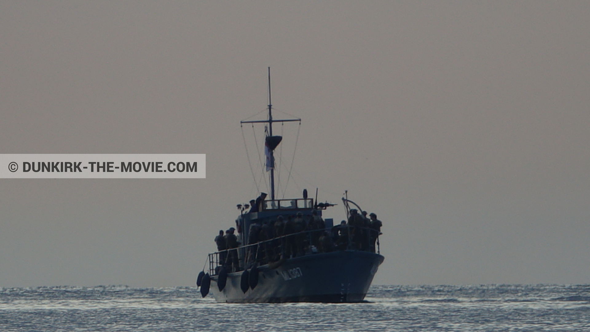 Photo avec figurants, HMS Medusa - ML1387, mer calme,  des dessous du Film Dunkerque de Nolan