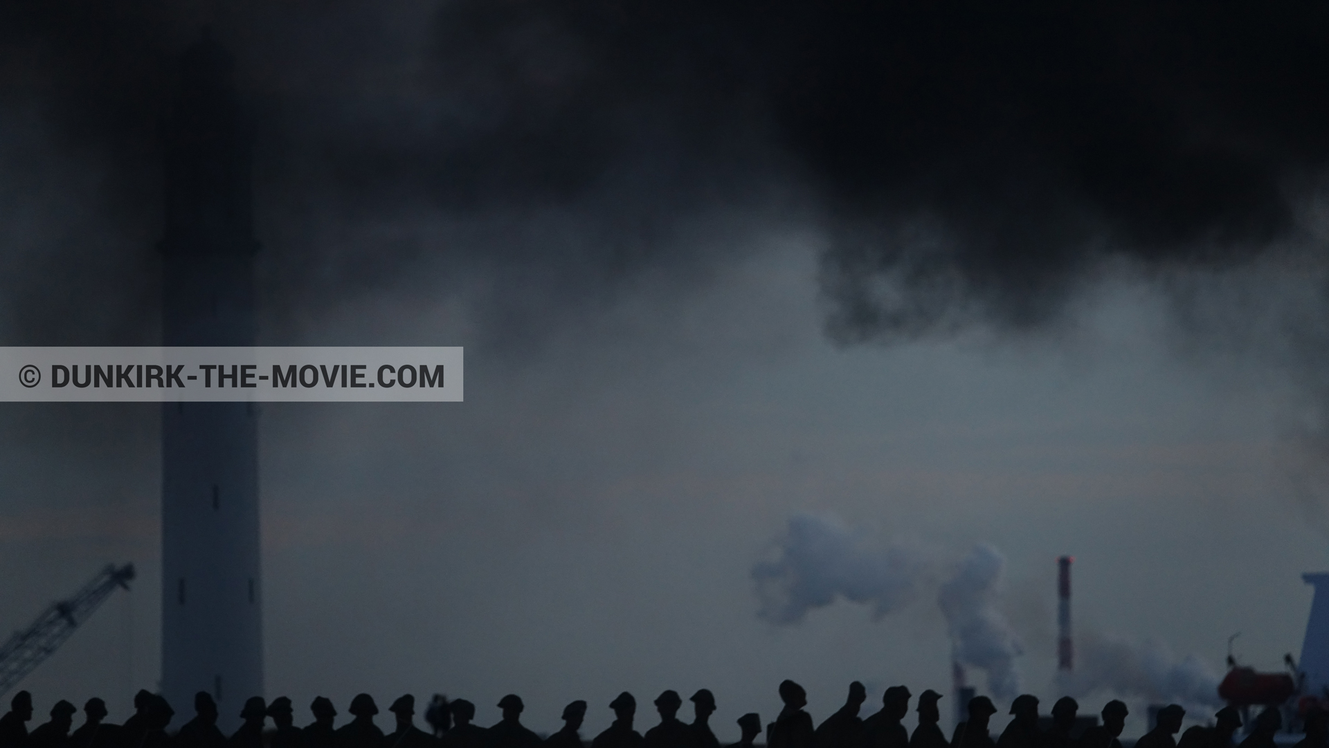 Fotos con decoración, humo negro, faro de Dunkerque,  durante el rodaje de la película Dunkerque de Nolan
