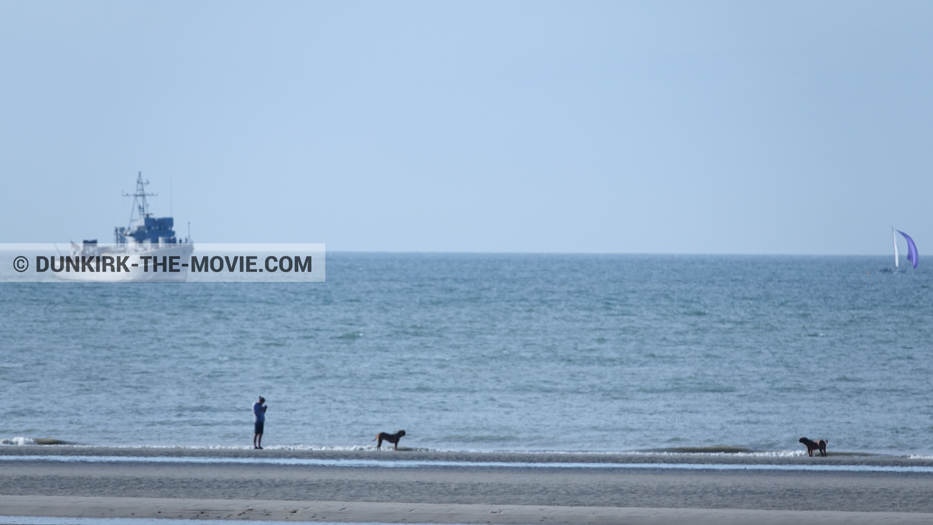 Fotos con cielo azul, F34 - Hr.Ms. Sittard, mares calma, playa,  durante el rodaje de la película Dunkerque de Nolan