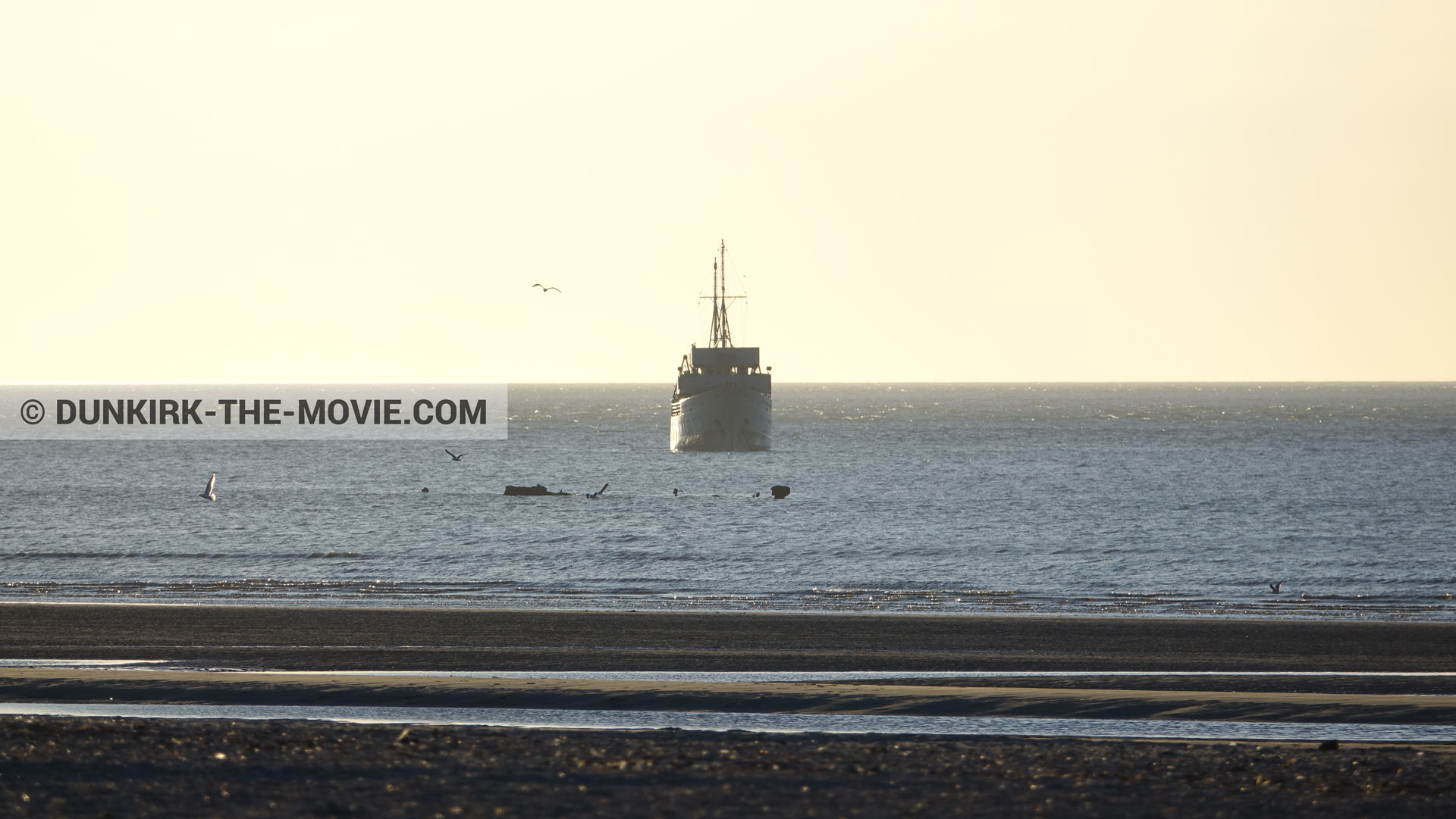 Photo avec bateau, ciel orangé,  des dessous du Film Dunkerque de Nolan