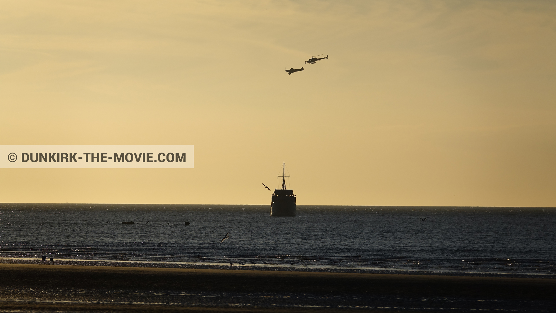 Fotos con avion, barco, cielo anaranjado, cámara helicóptero,  durante el rodaje de la película Dunkerque de Nolan