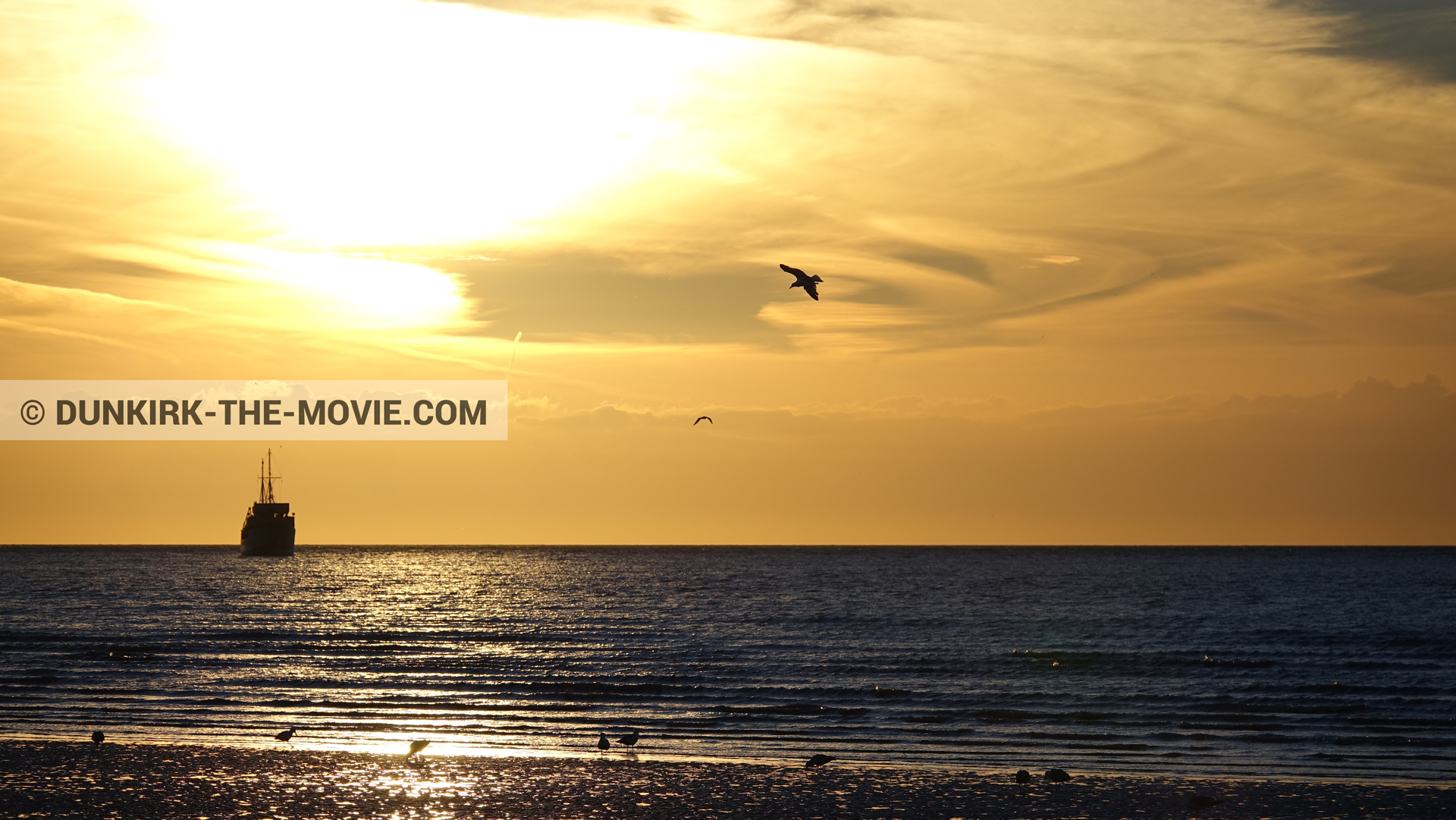 Fotos con barco, cielo anaranjado,  durante el rodaje de la película Dunkerque de Nolan