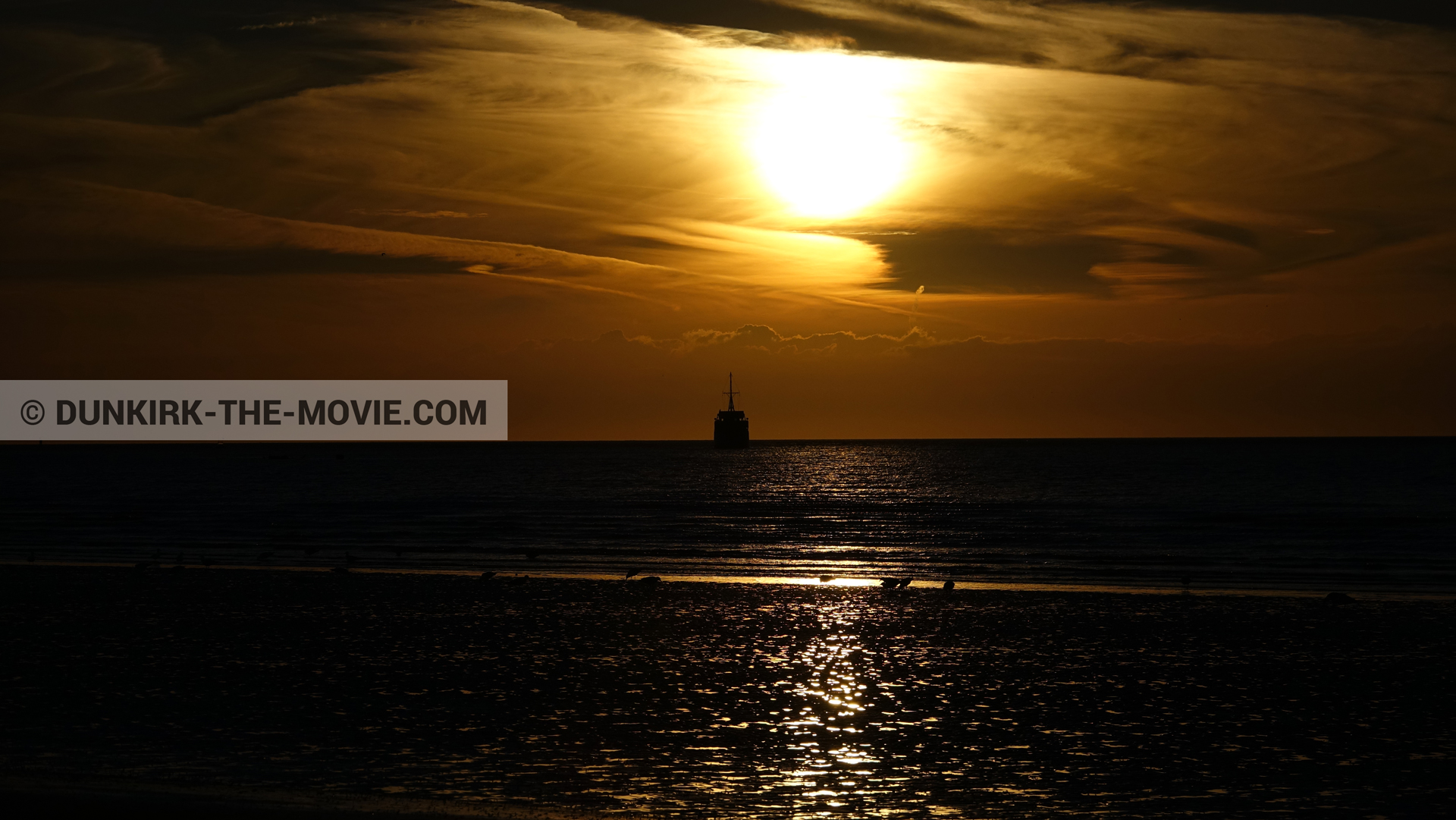 Fotos con barco, cielo anaranjado,  durante el rodaje de la película Dunkerque de Nolan